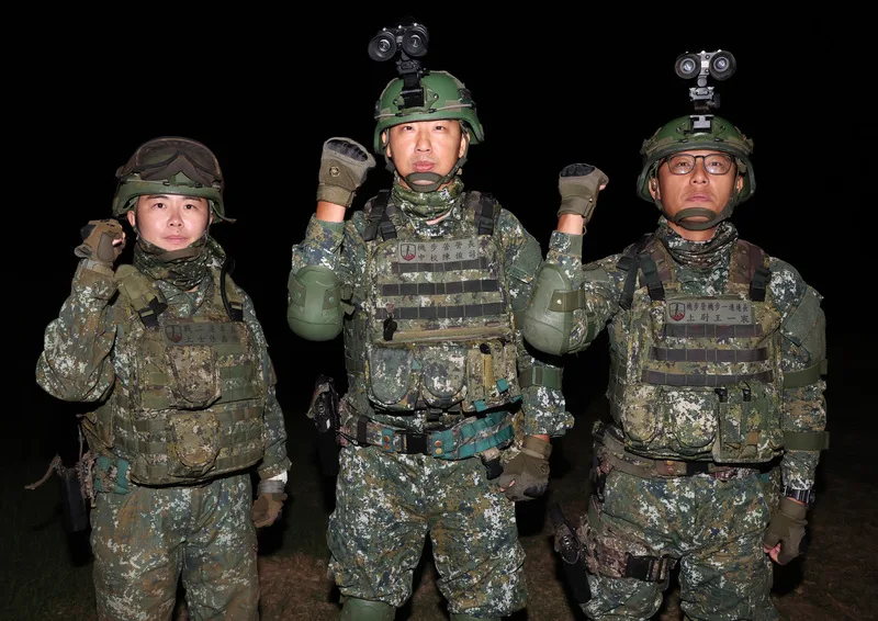 陸軍澎湖防衛指揮部機步營營長陳俊諺中校（中）、澎防部機步營機步一連連長王一宸上尉（右）與澎防部戰車營戰車二連車長張嘉芳上士（左）。中央社