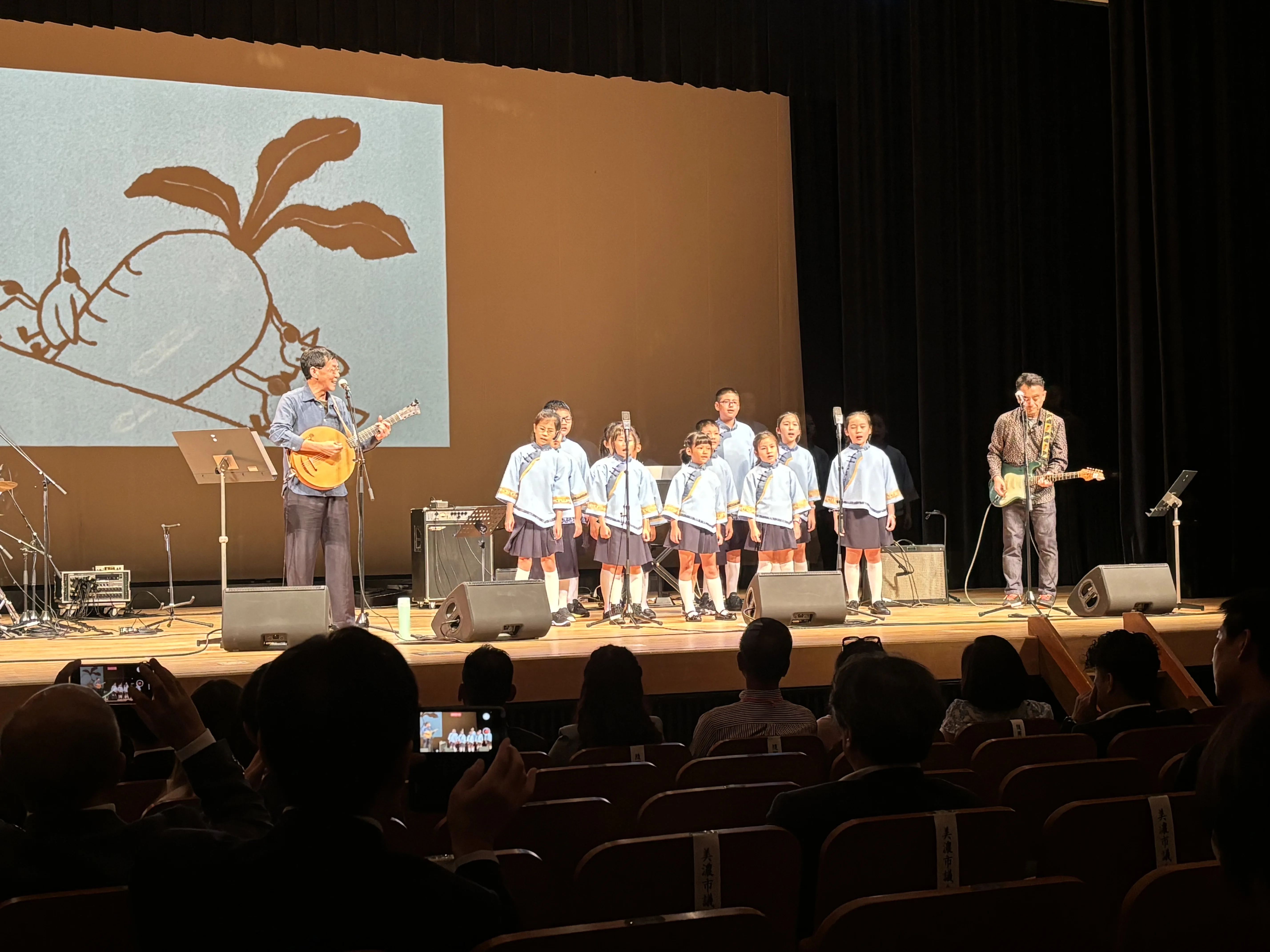 生祥樂隊攜手高市客家兒童合唱團在日本美濃市文化會館演唱。高市府客委會提供