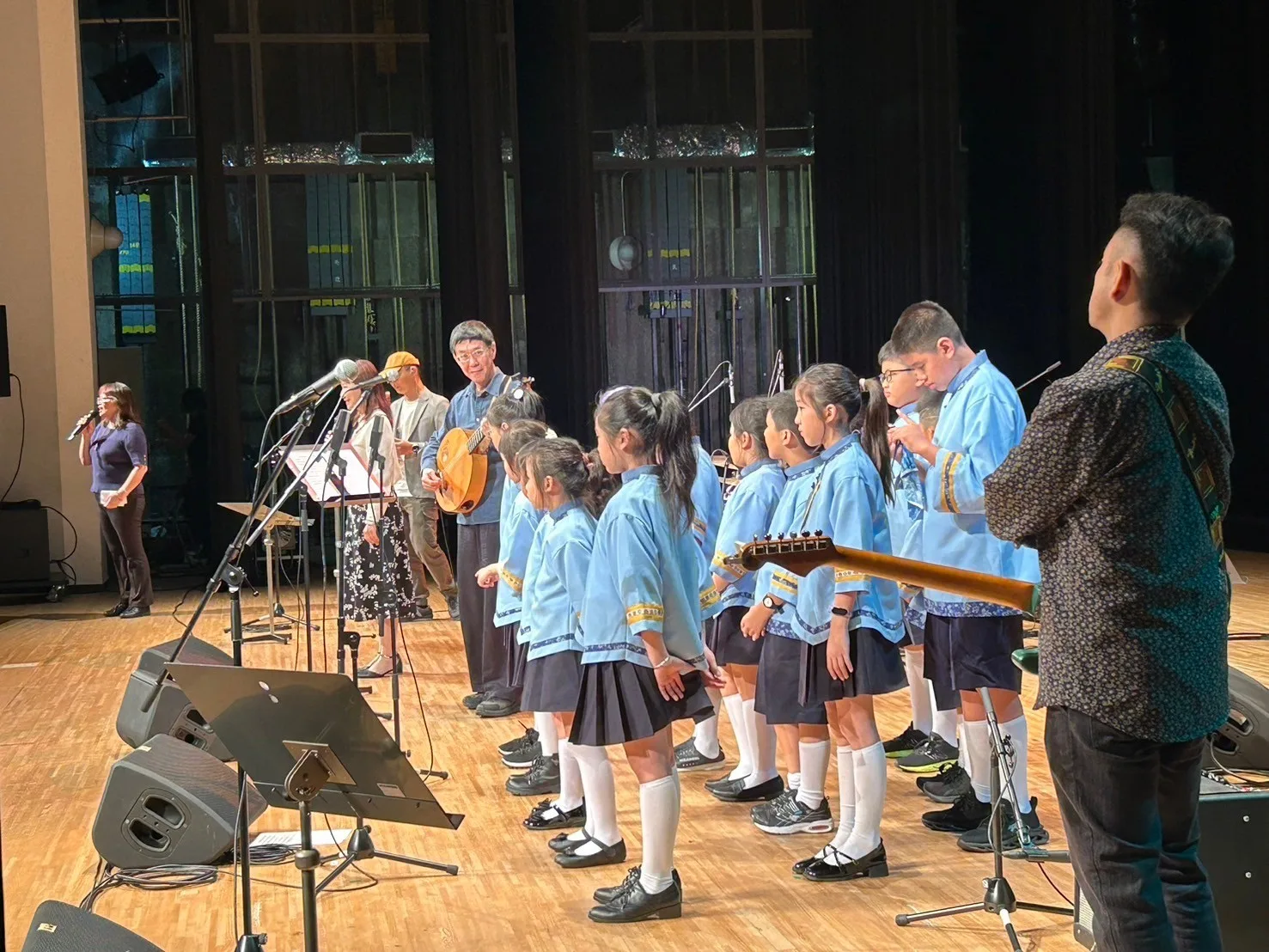 生祥樂隊攜手高市客家兒童合唱團在日本美濃市文化會館演唱。高市府客委會提供