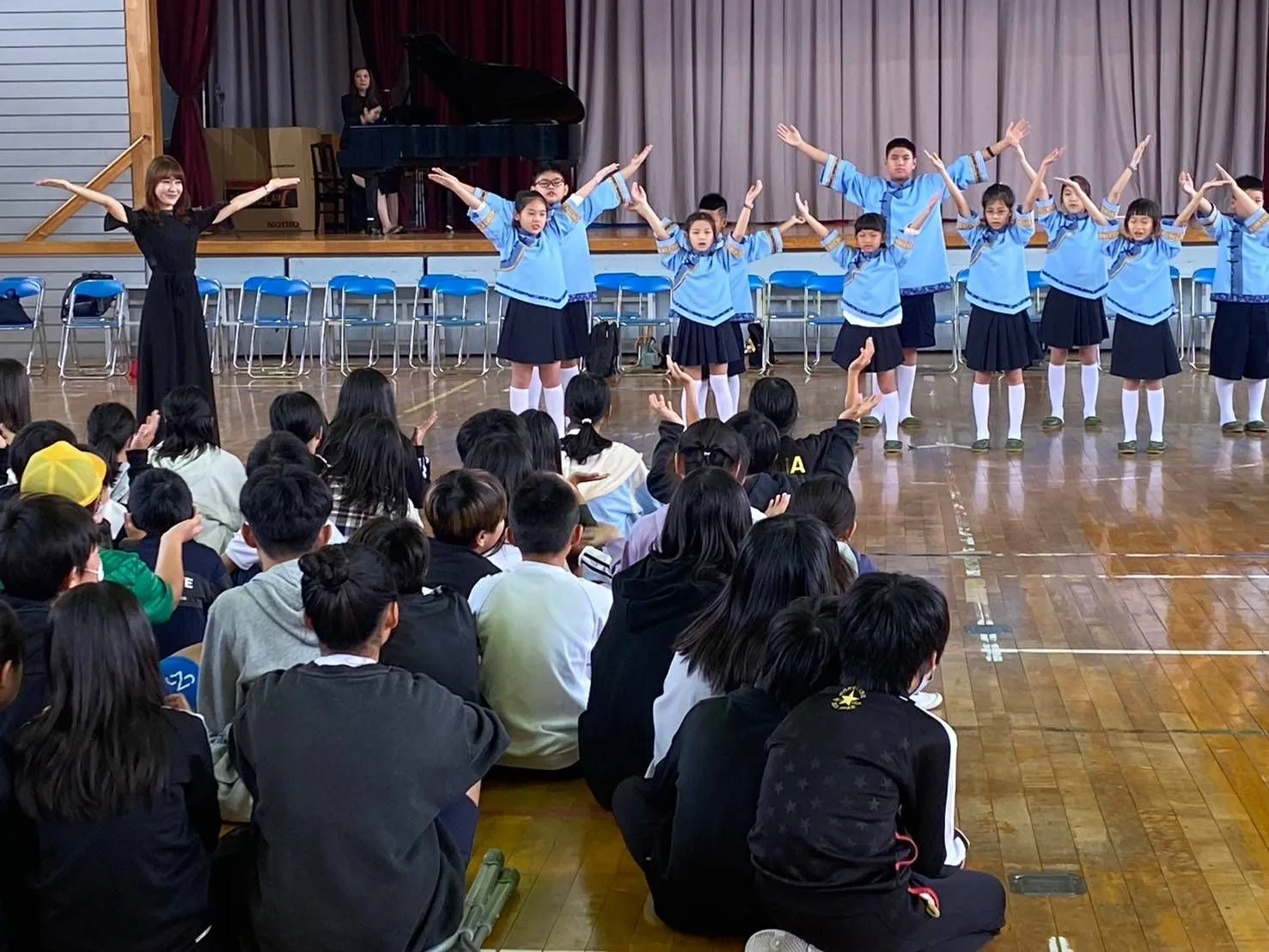 生祥樂隊攜手高市客家兒童合唱團在日本美濃市文化會館演唱。高市府客委會提供