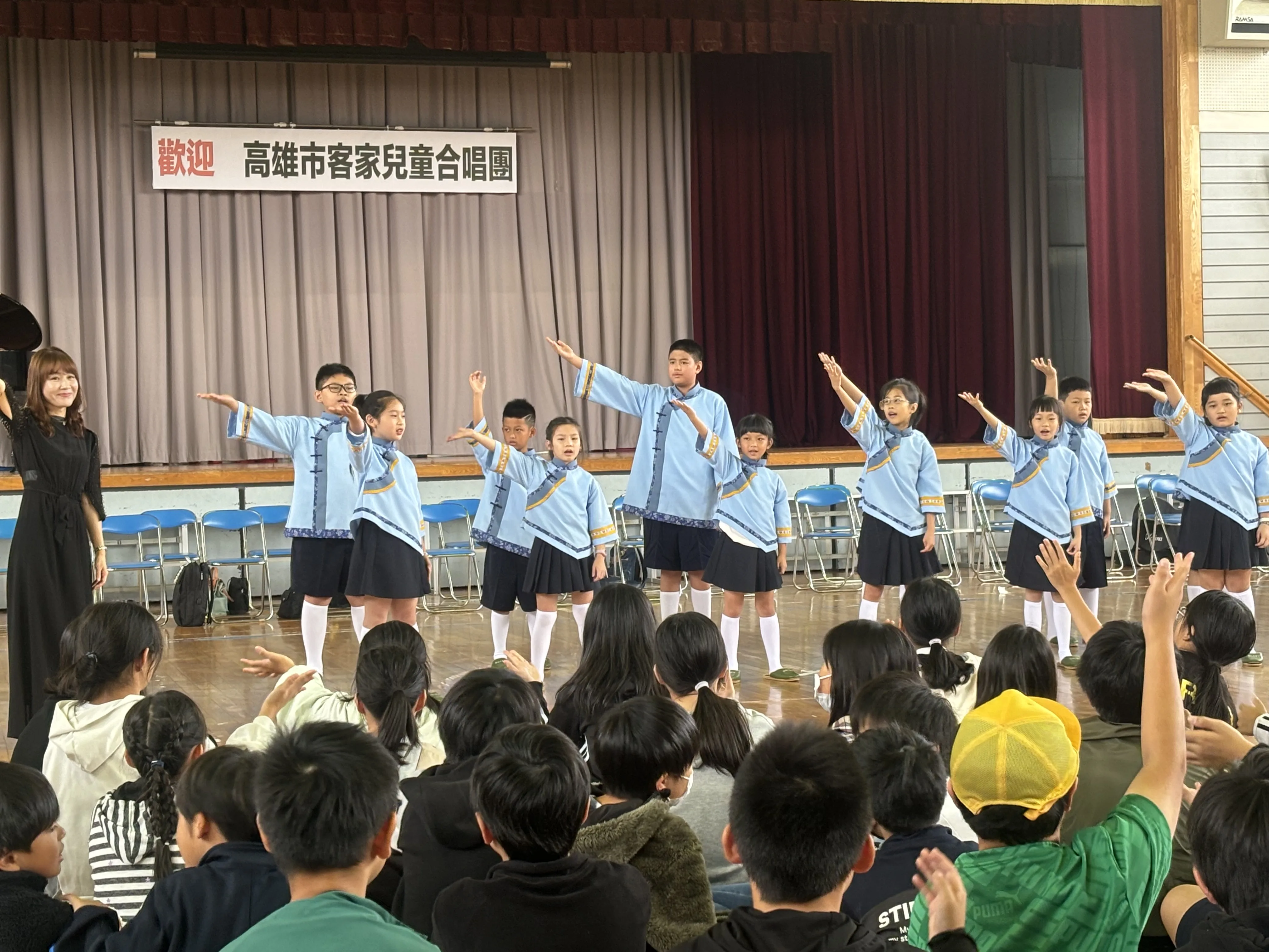 生祥樂隊攜手高市客家兒童合唱團在日本美濃市文化會館演唱。高市府客委會提供