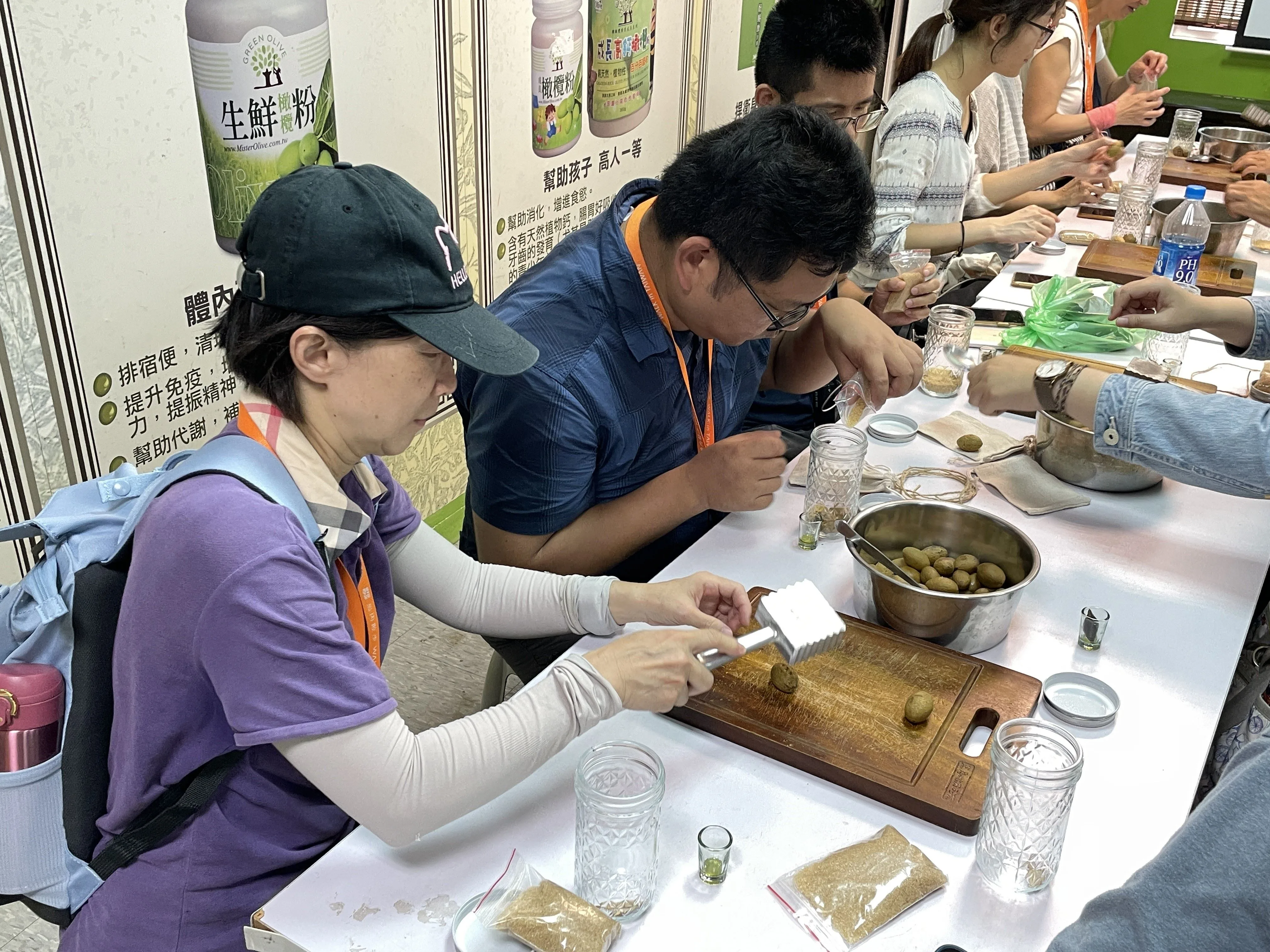 製作蜜漬橄欖。竹縣府提供