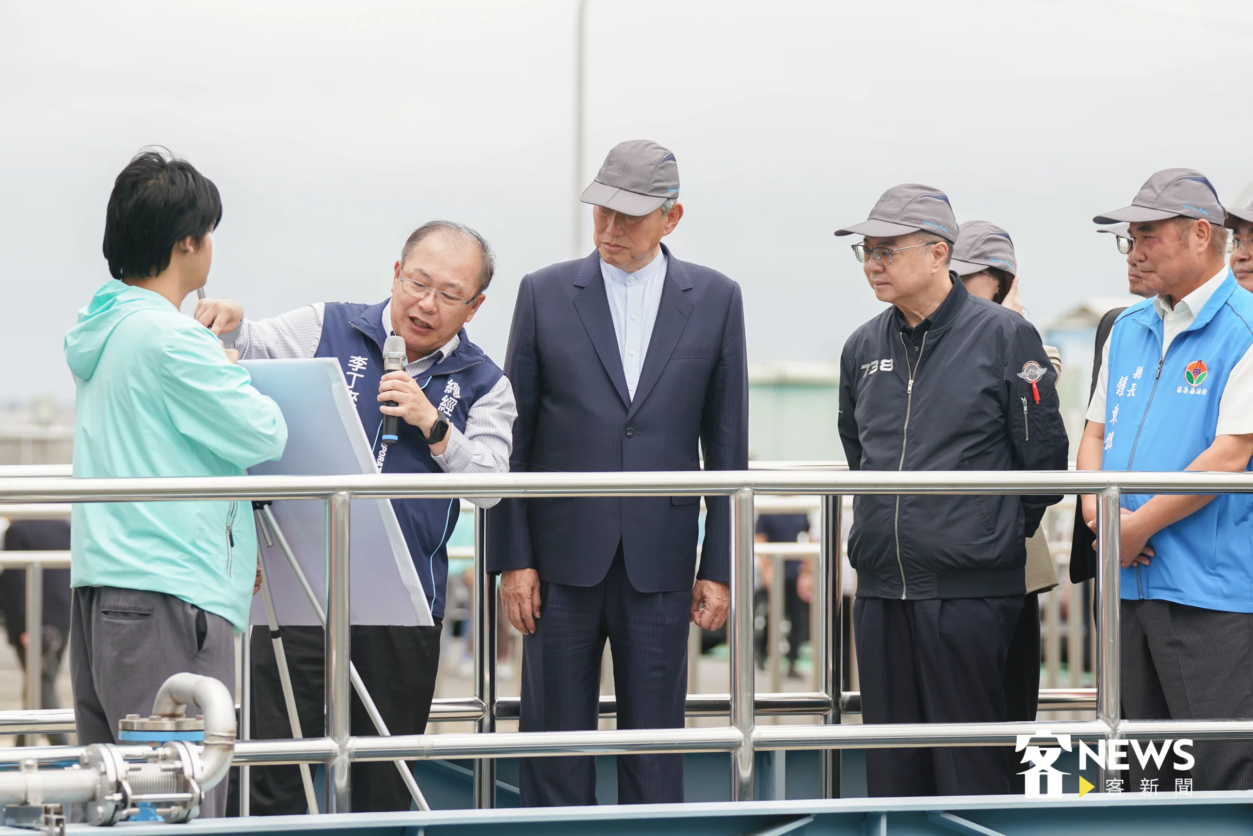 行政院長卓榮泰(右2)、經濟部長郭智輝(右3)、苗栗縣長鍾東錦(右1)於苗栗東興淨水場視察自來水供應情形。洪俊傑攝