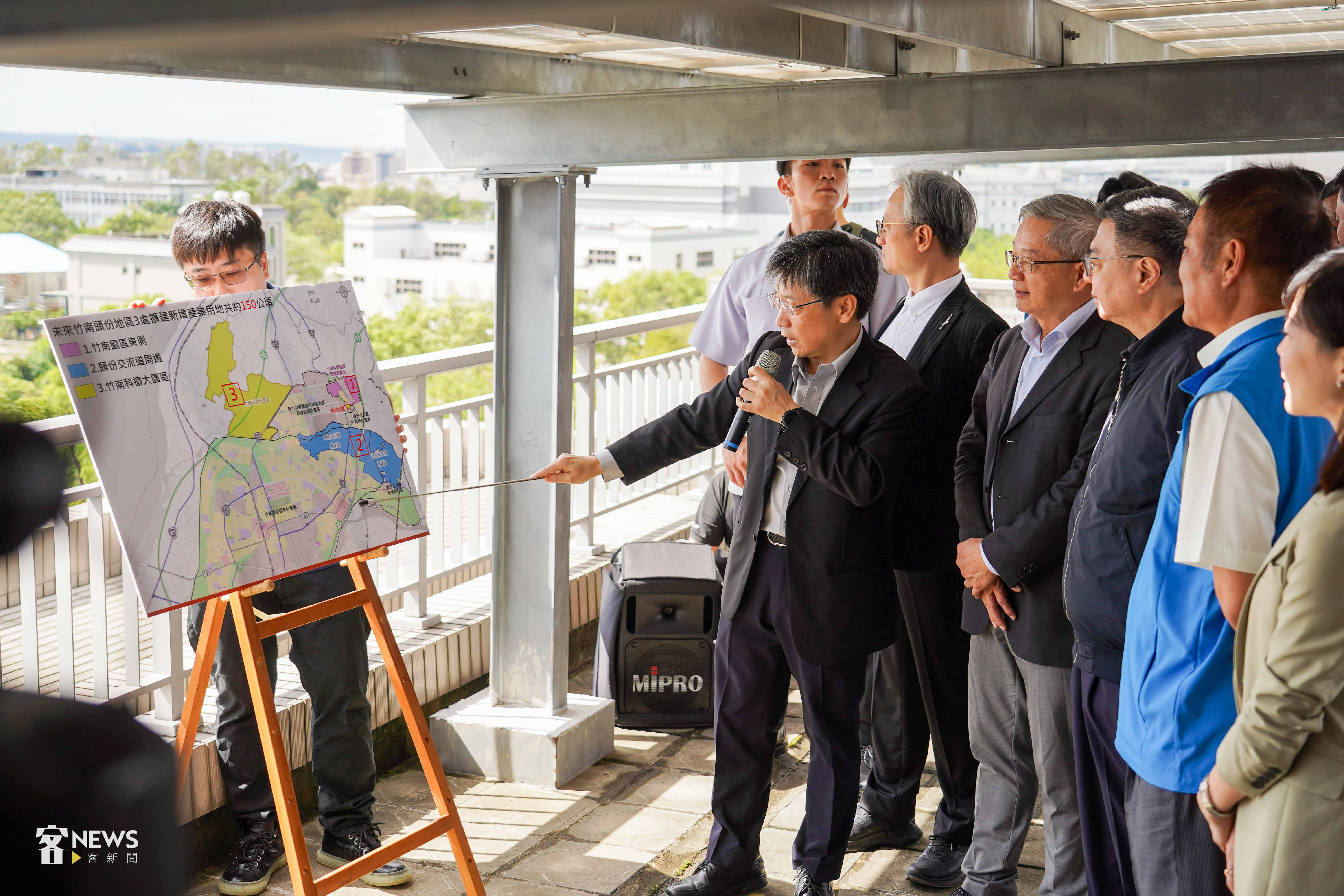 卓榮泰一行瞭解竹南頭份地區3處擴建用地位置。李台源攝