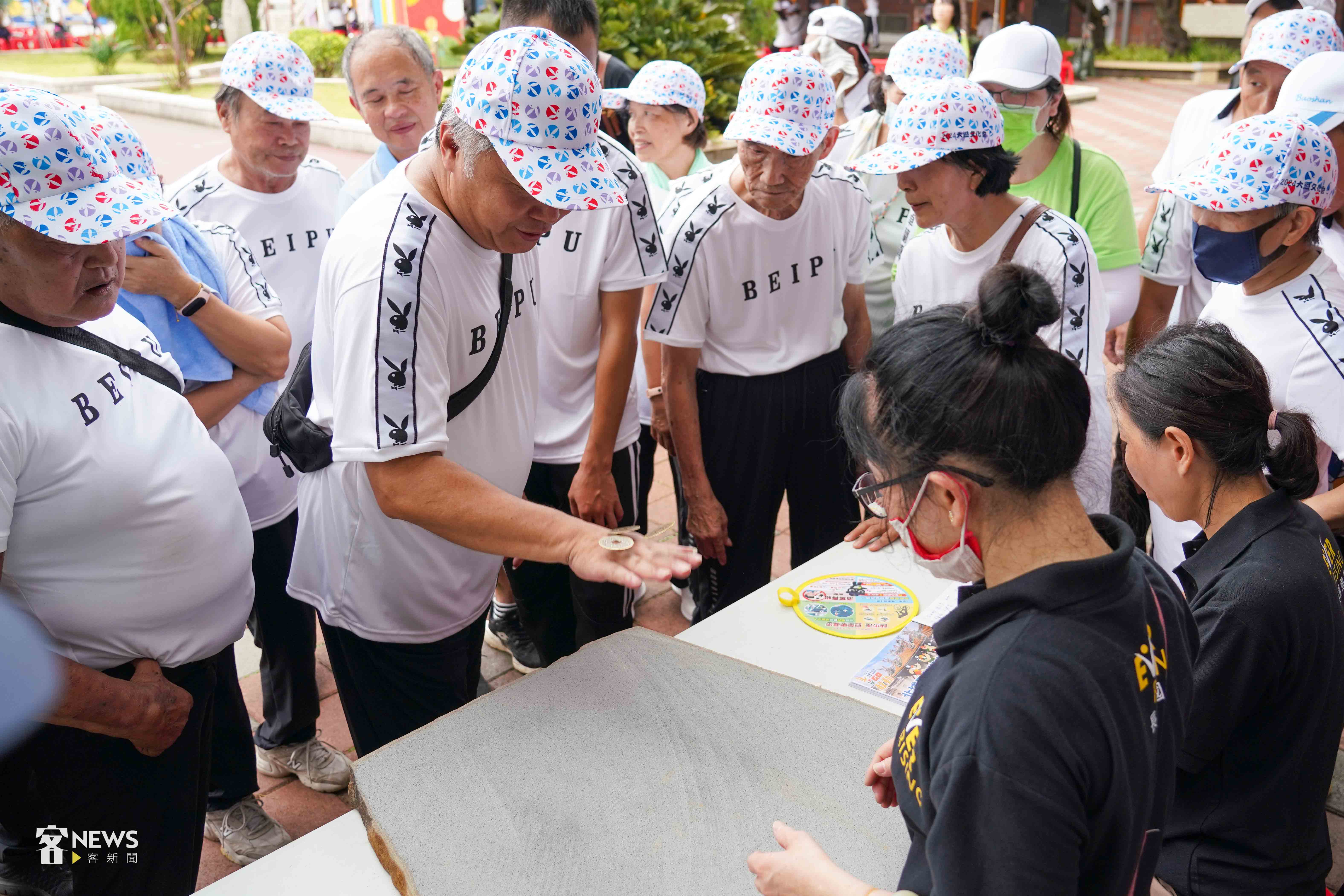 「跌三烏」拋銅錢遊戲受長輩歡迎。李台源攝