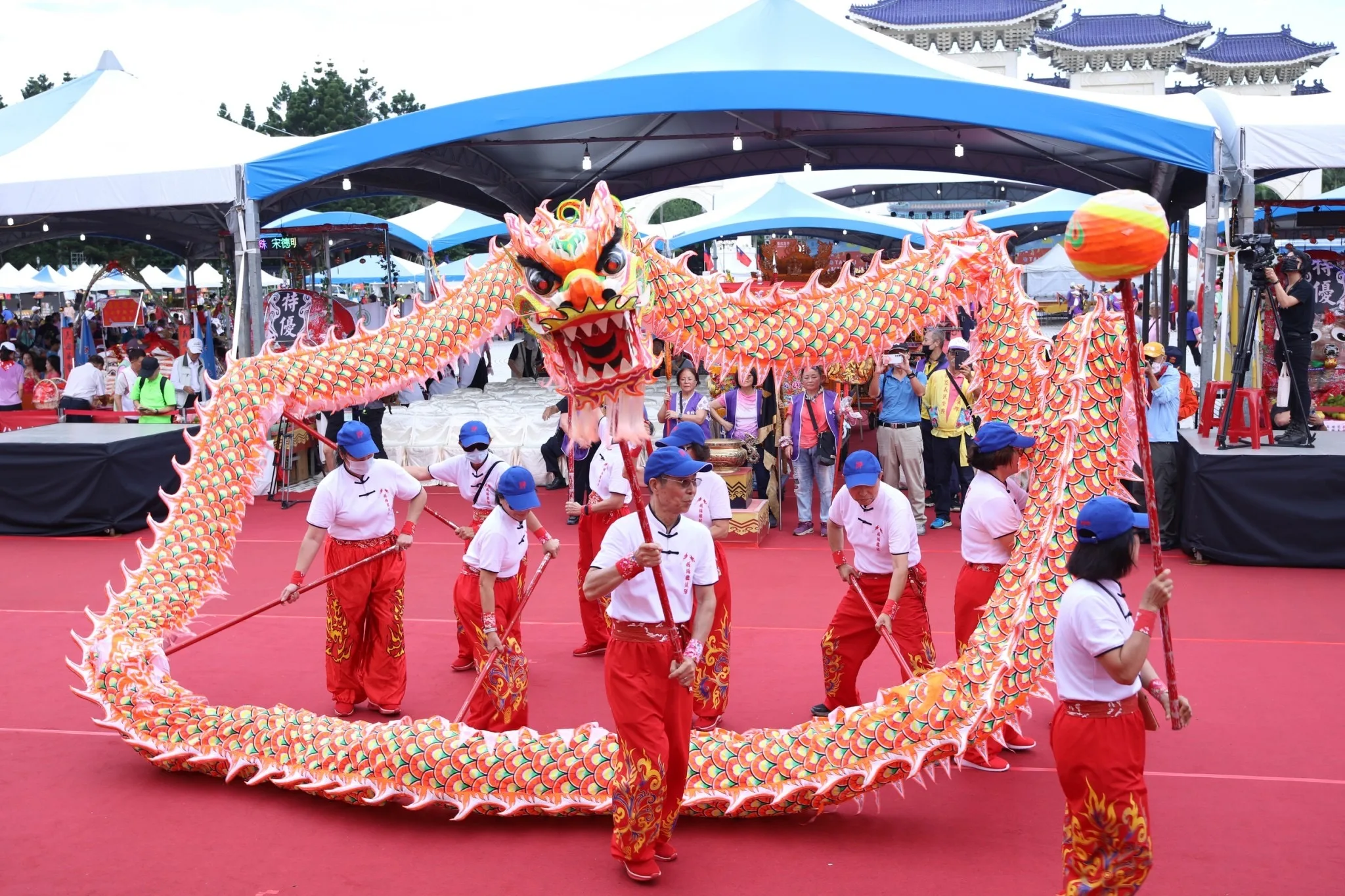 北市義民祭今起一連三天在兩廳院藝文廣場舉行，現場有許多表演。北市客委會提供