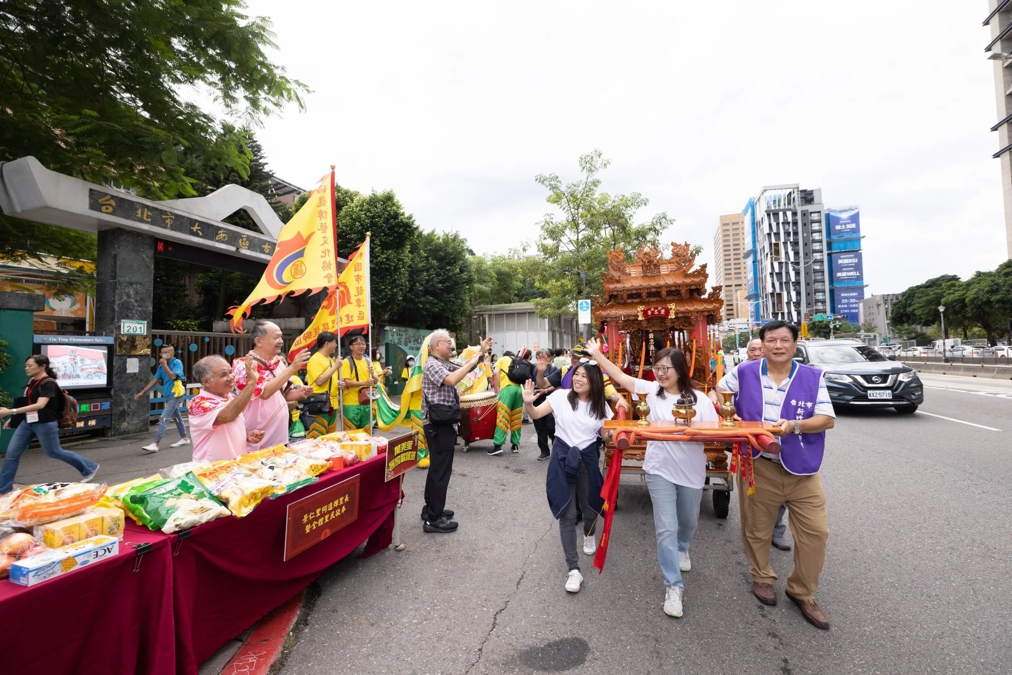 全臺23尊義民爺忠勇公齊聚北市，從北市客家文化園區起駕到北市兩廳院間藝文廣場安座。北市客委會提供