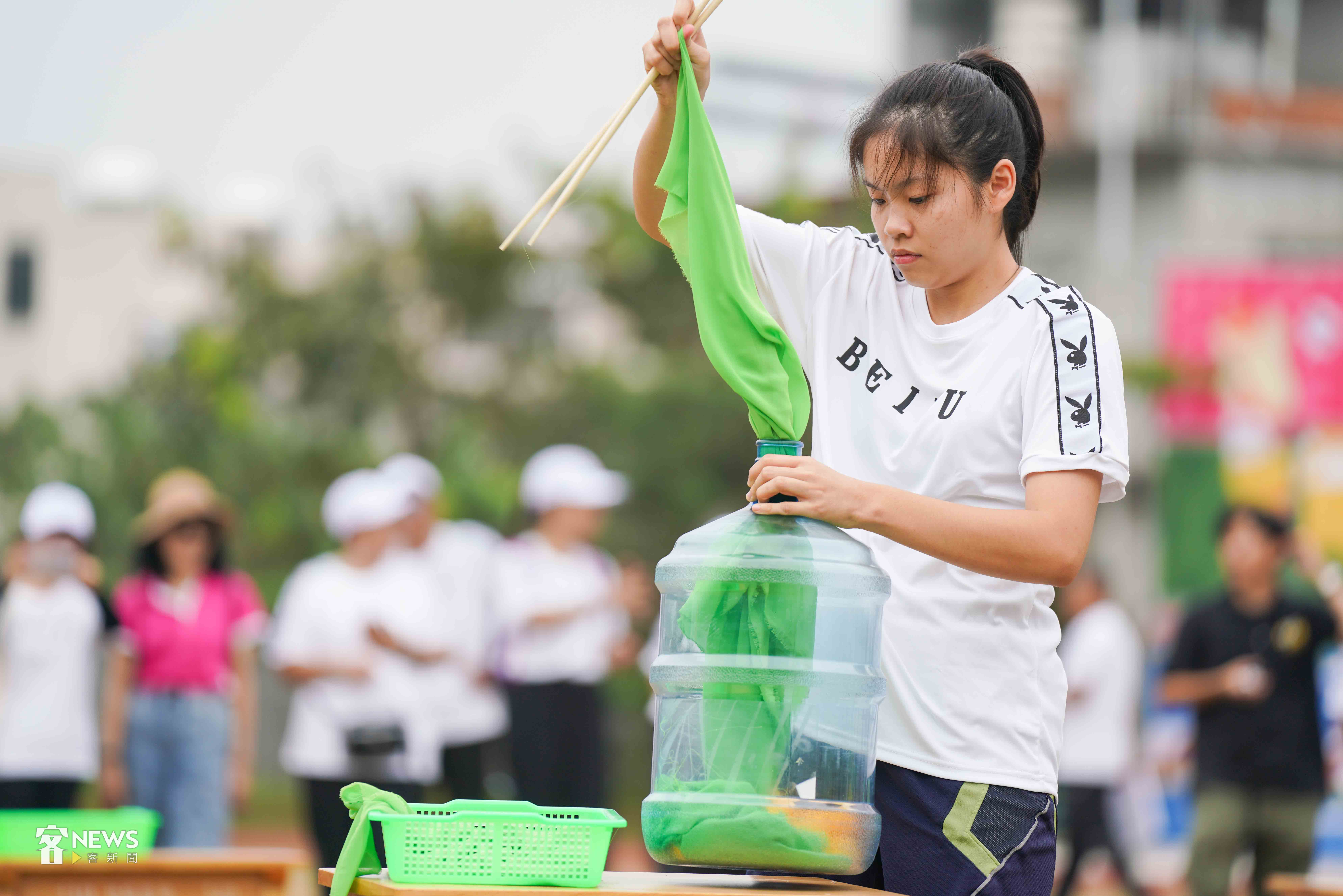 趣味競賽「搶種搶收」靈感源自客家的醃福菜。李台源攝