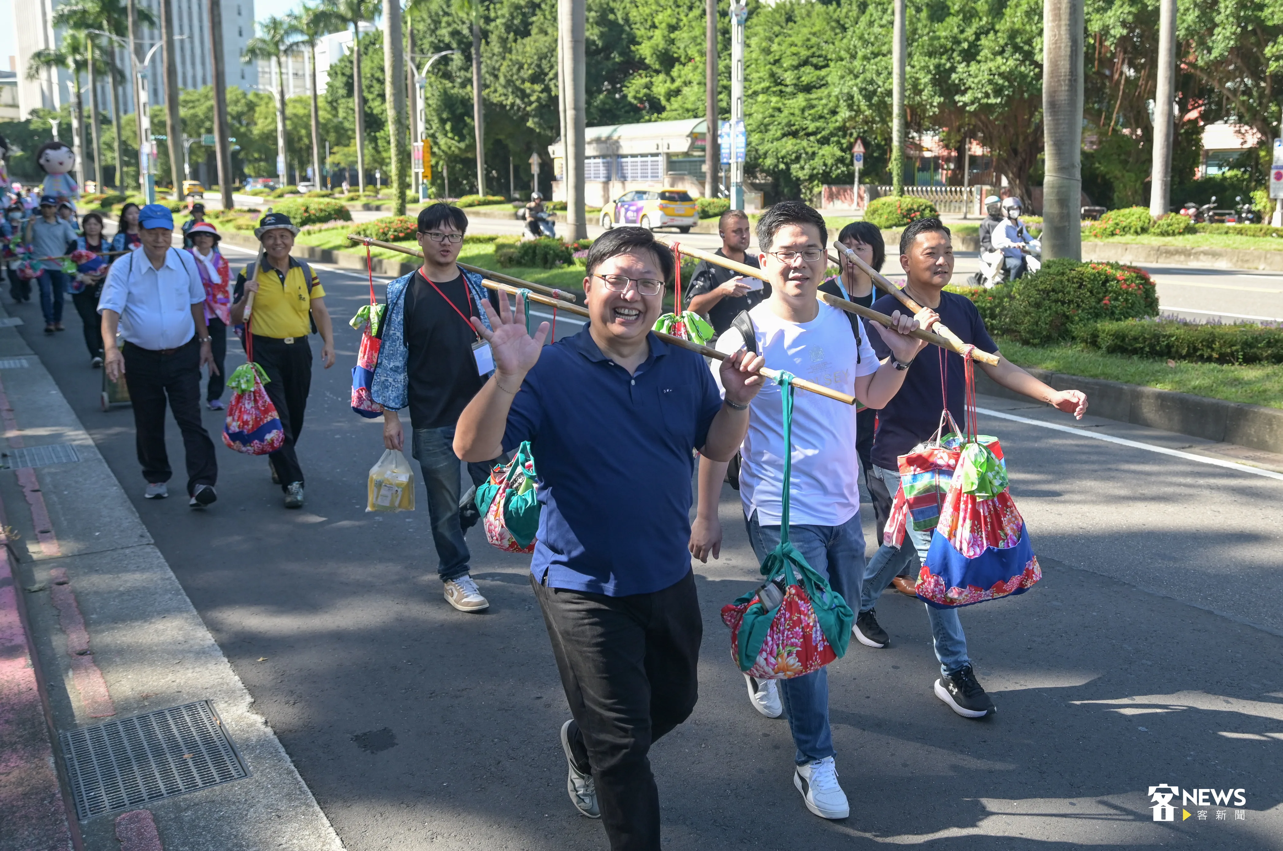 台北市環保局長徐世勲（左1）也跟著踩街遊行。洪俊傑攝