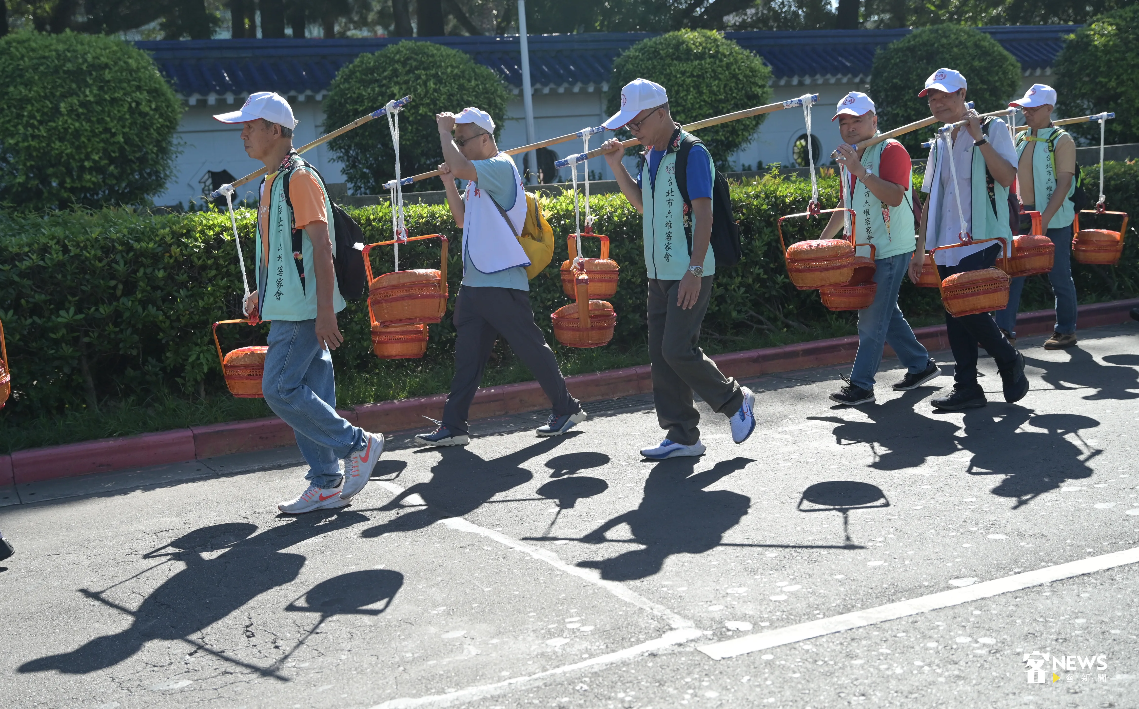 台北市六堆客家會踩街遊行。洪俊傑攝