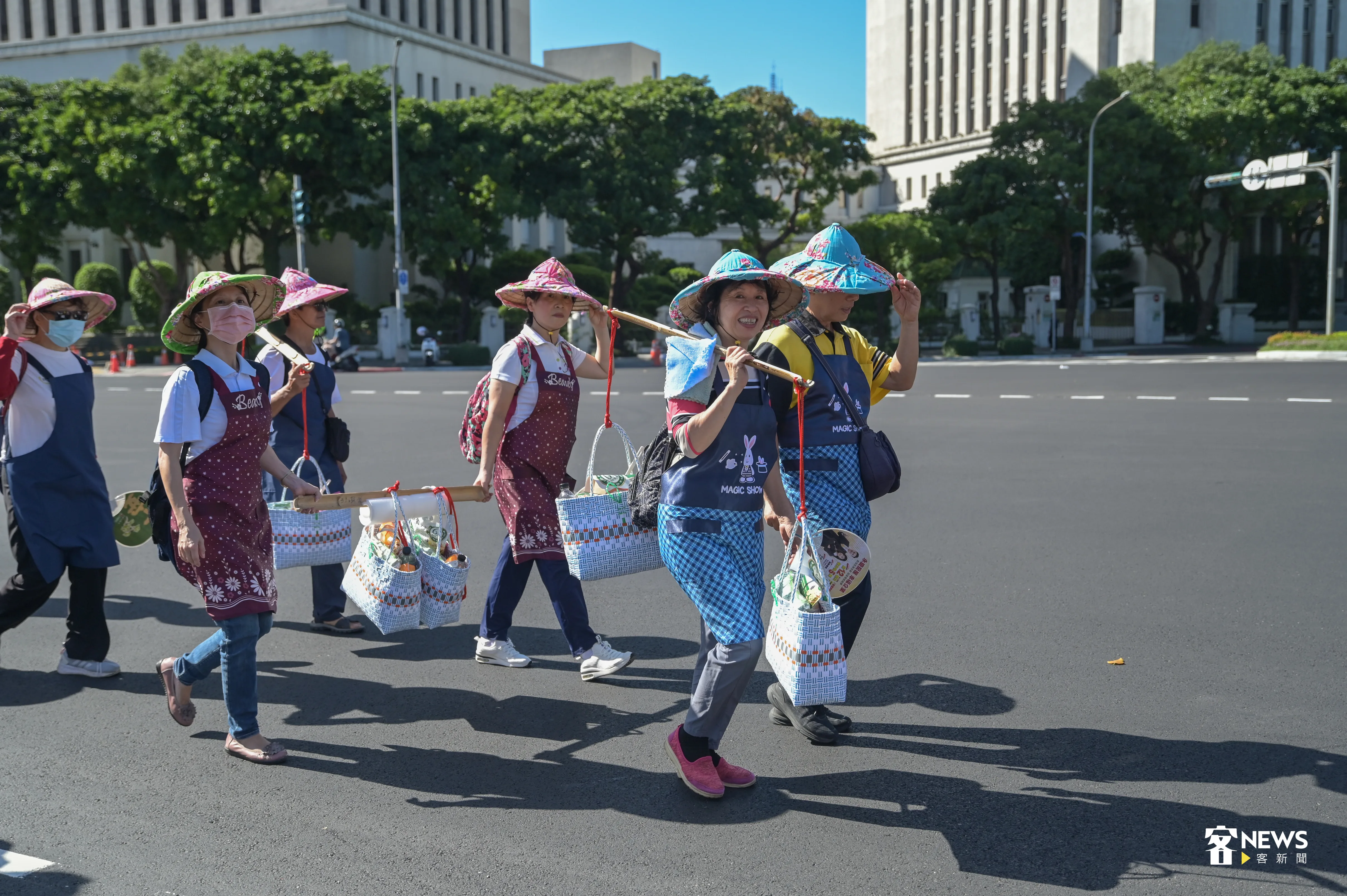 民眾著廚師服裝踩街遊行。洪俊傑攝