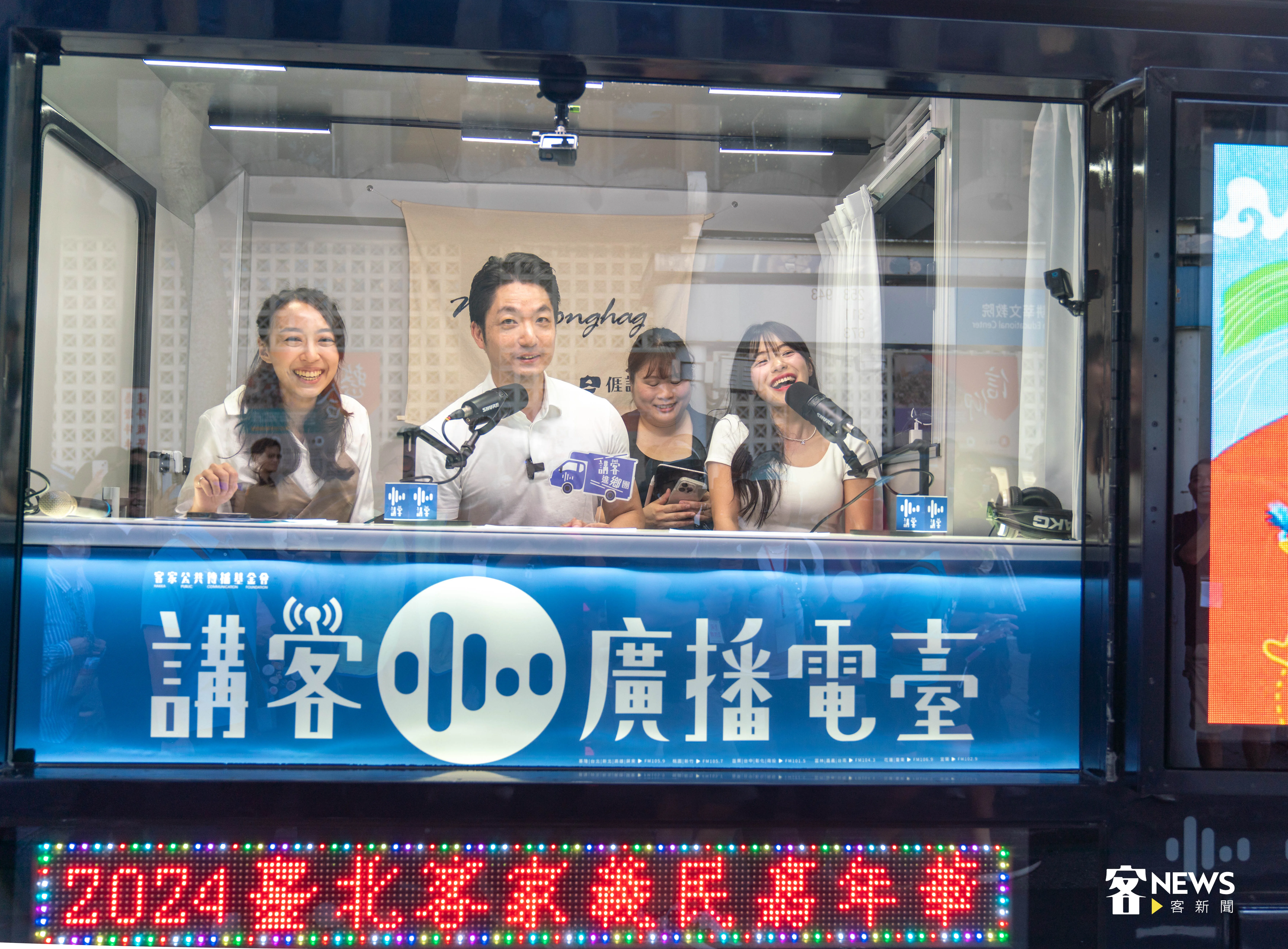 台北市長蔣萬安（中）與李多慧（右）一同登上講客號。宋佩遙攝