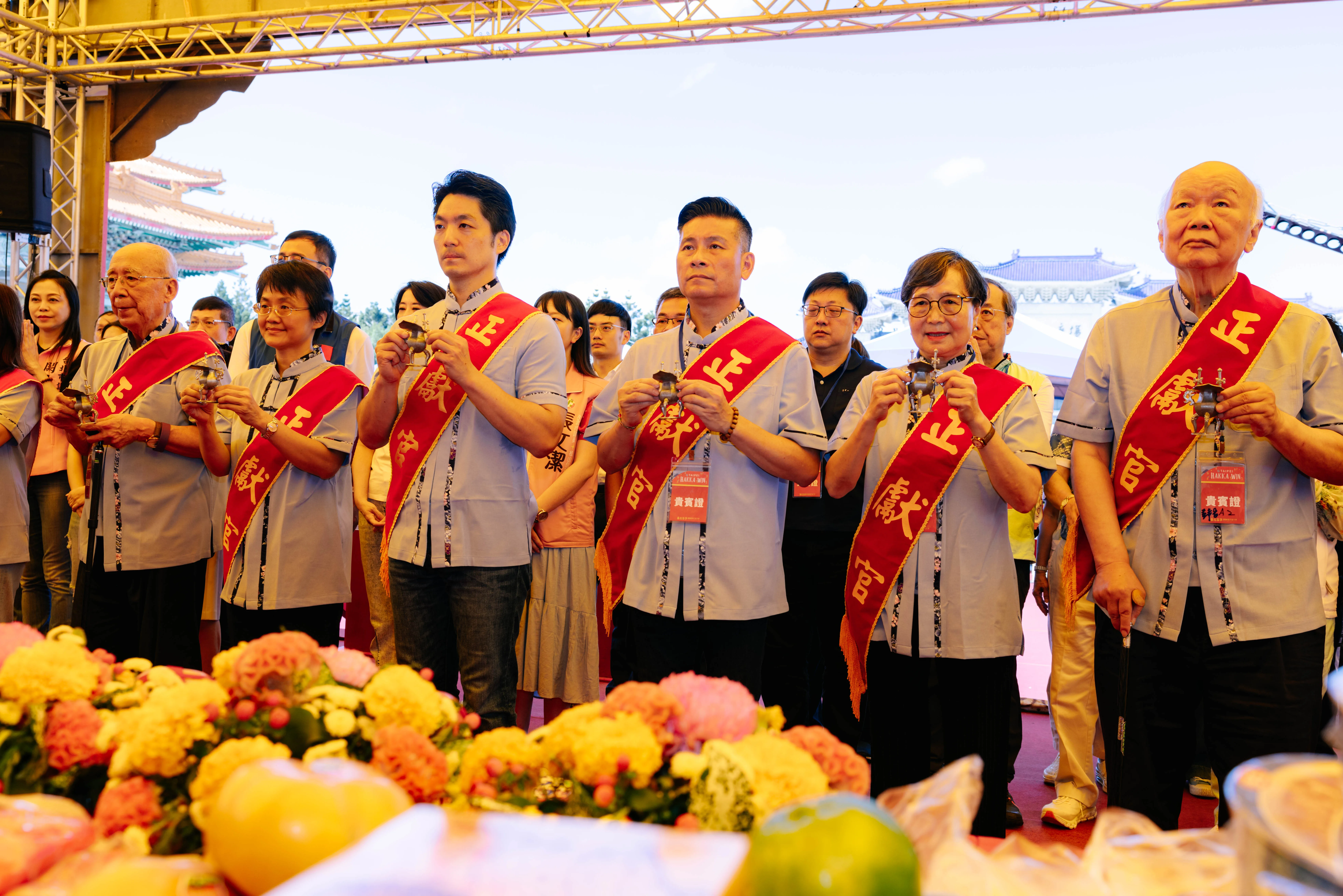 台北市長蔣萬安(右四)、客家委員會主任委員古秀妃(右五)擔任主祭大典正獻官。客家委員會提供
