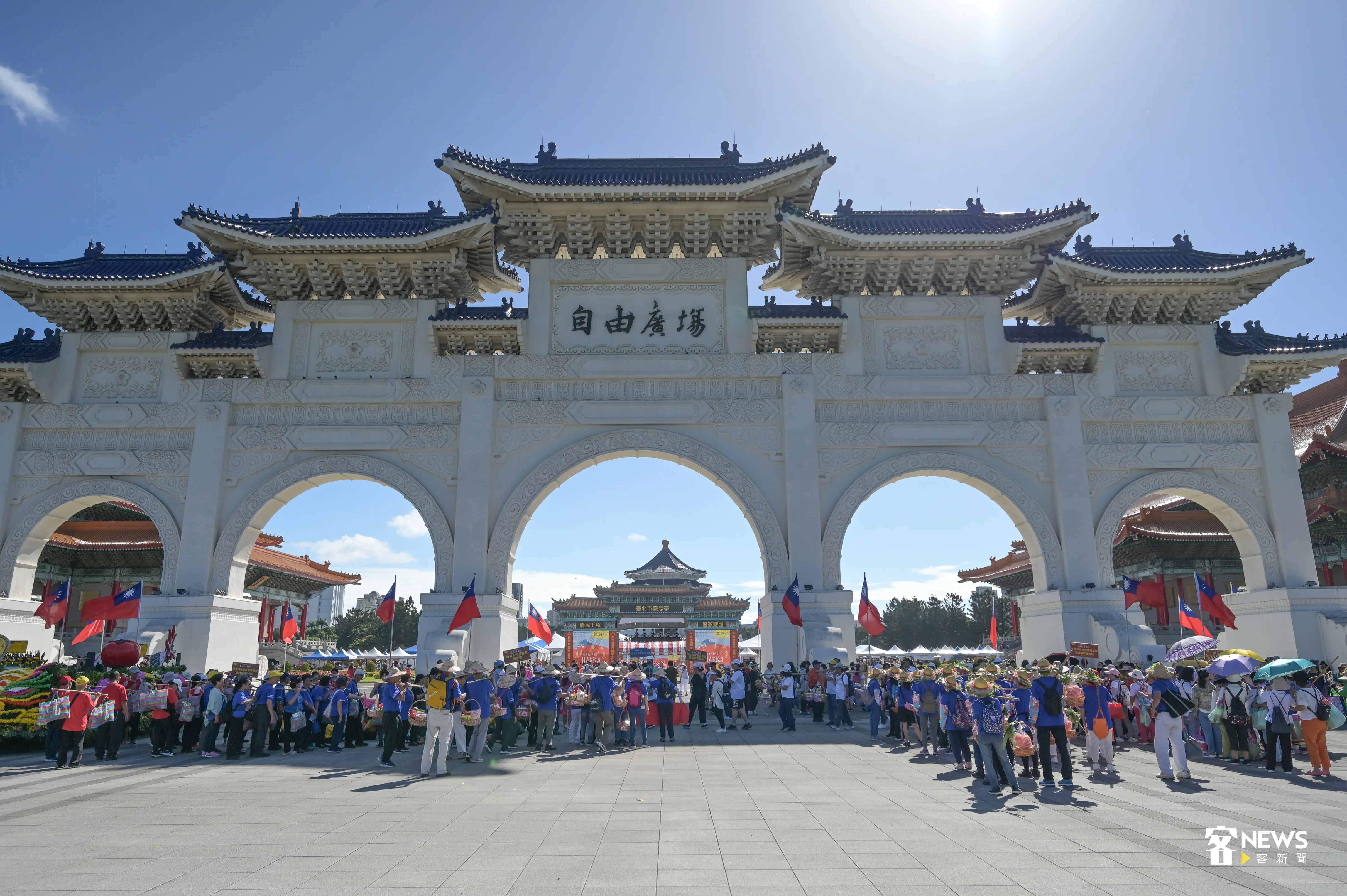 艾柏看見中正紀念堂大廳中央矗立著巨大蔣介石像，而一旁「自由花蕊」常設展則從另個視角呈現台灣爭取民主的歷程。客新聞資料照