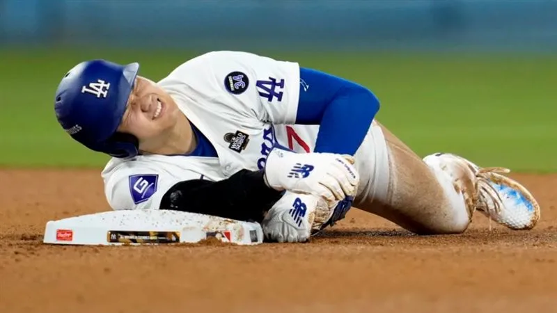 大谷翔平在世界大賽第2戰盜壘失敗,造成「左肩半脫位」。翻攝自大聯盟官網