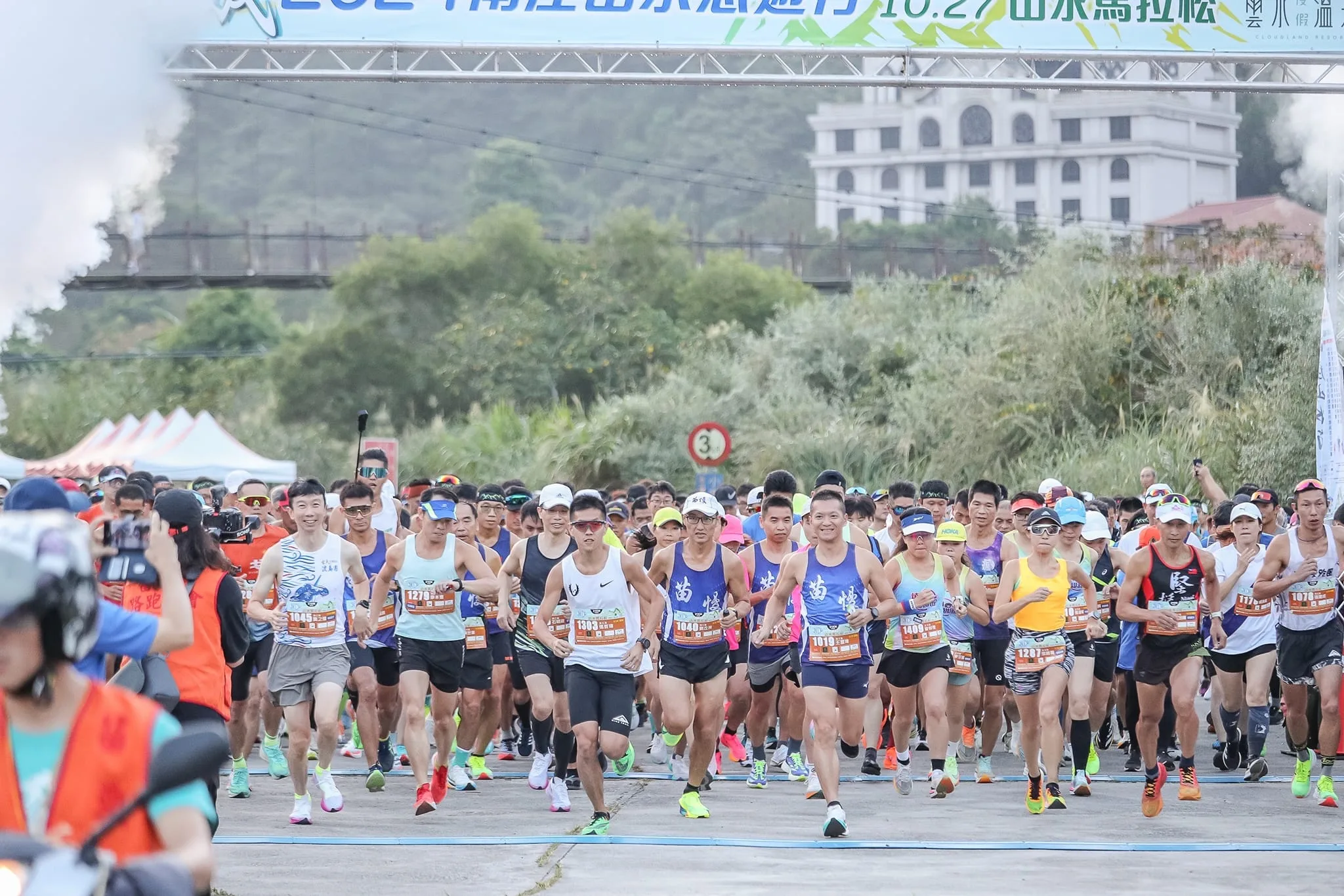 路跑隊伍迎著晨曦與微風魚貫而出。翻攝南庄山水悠遊行FB