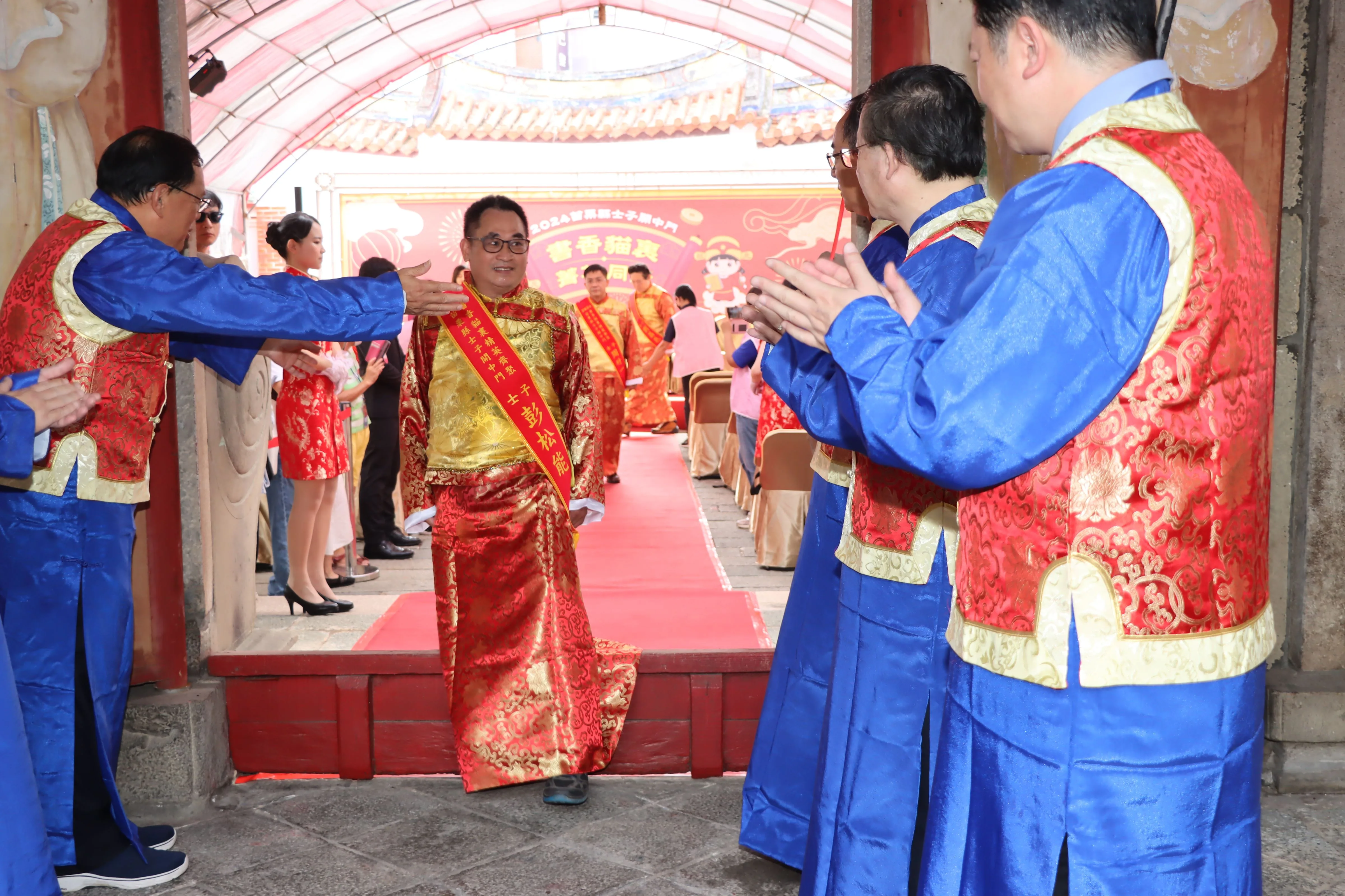 64歲取得博士學位的彭松能，通過中門。苗縣府提供