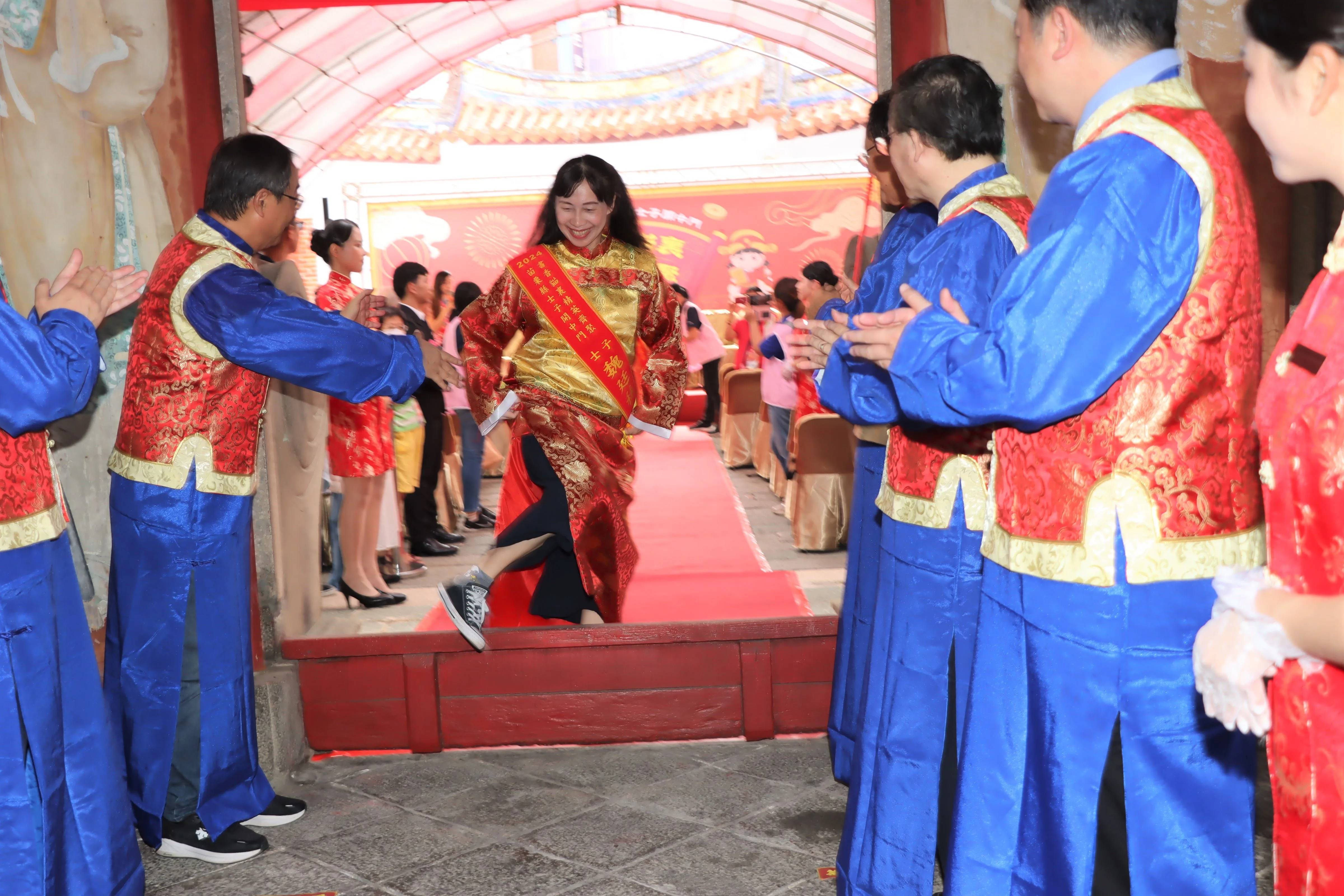 士子開心過文昌祠中門。苗縣府提供