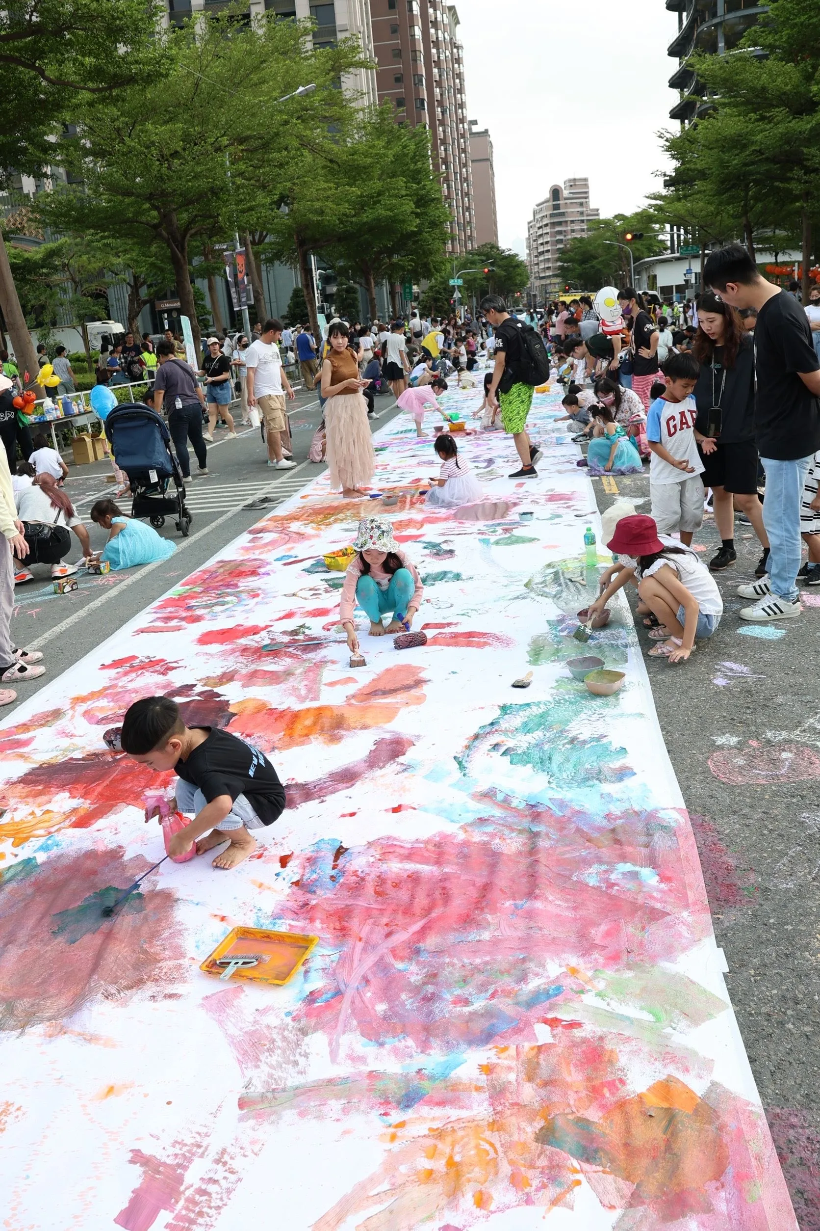 高雄萬聖節於27日在凹子底森林公園南屏路部分路段辦理封街塗鴉。高雄市教育局提供