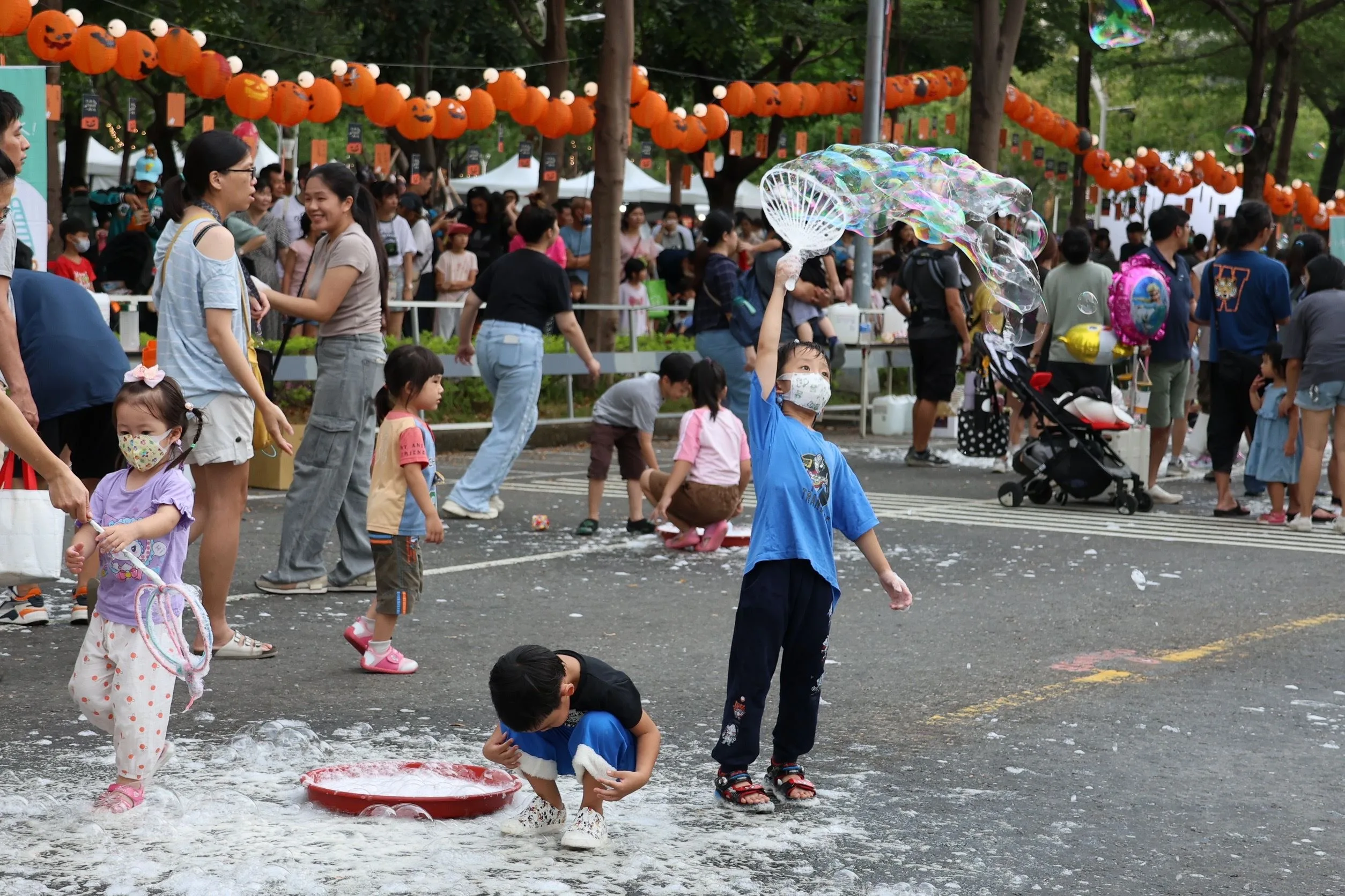 不僅可以在馬路上塗鴉，還有泡泡可以玩。高雄市教育局提供