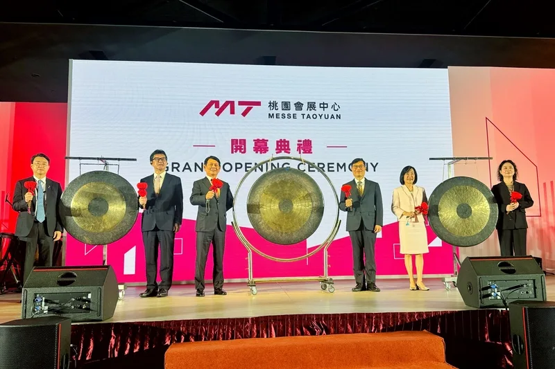 經濟部次長陳正祺(右3)、博報堂安益集團董事長涂建國(左3)等人出席開幕儀式。中央社