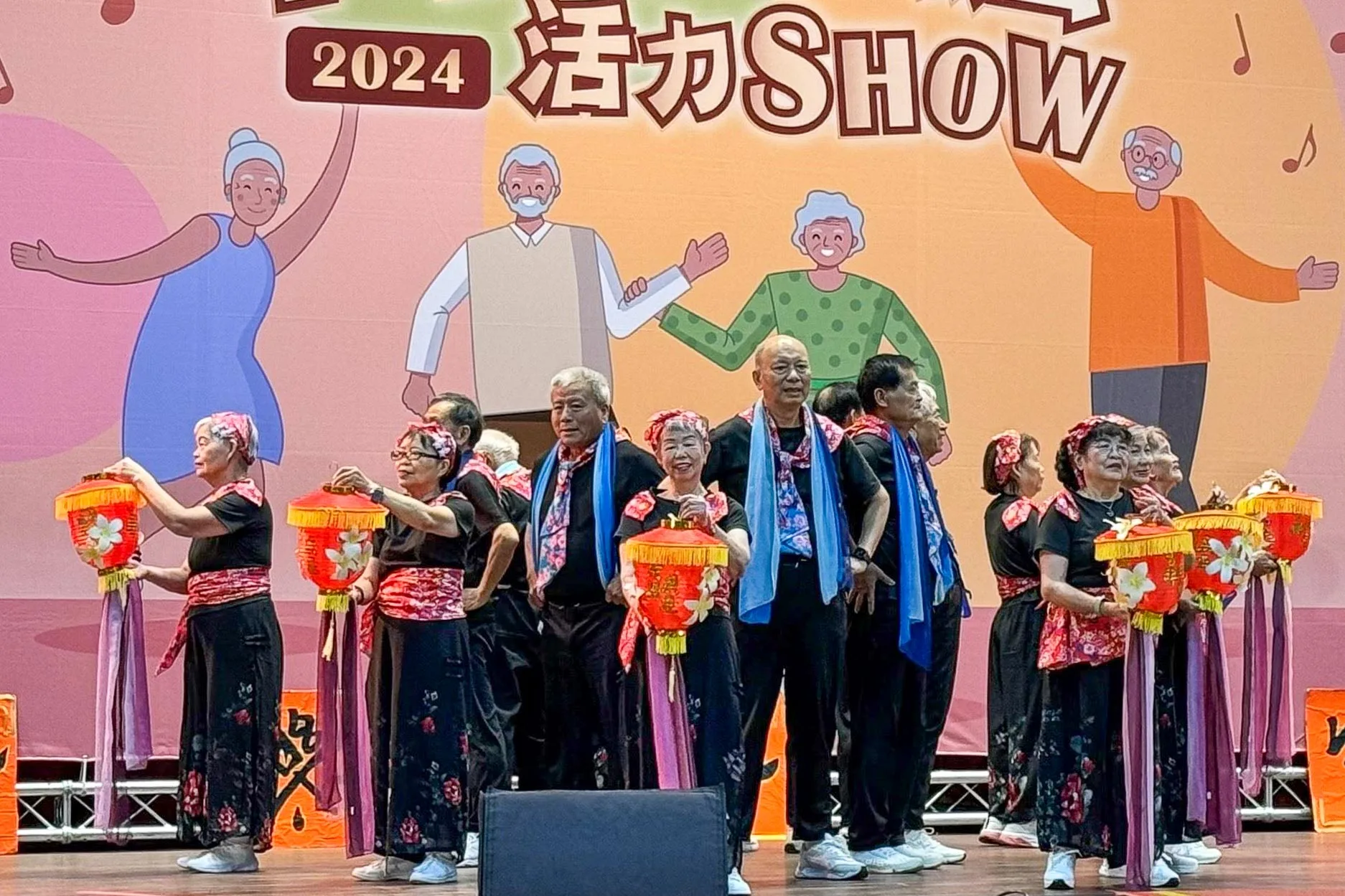 新豐鄉天天開心協會演出的造型和精緻的燈籠道具獲得評審青睞。新竹縣政府提供