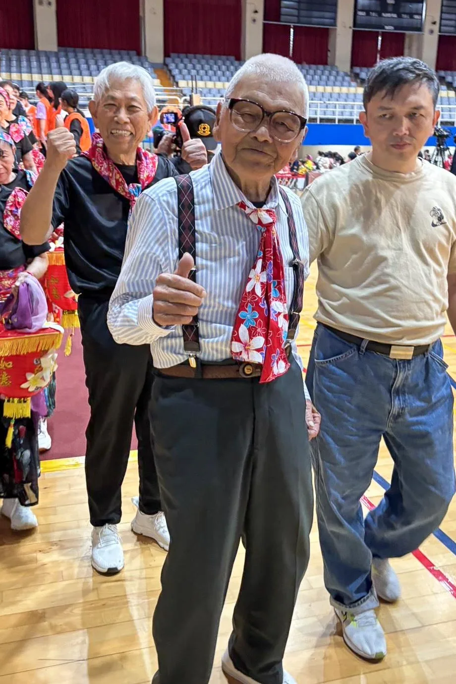 宋增土阿公已高齡102歲,他精神奕奕帶著客家花布圍巾與協會一起參與演出。新竹縣政府提供