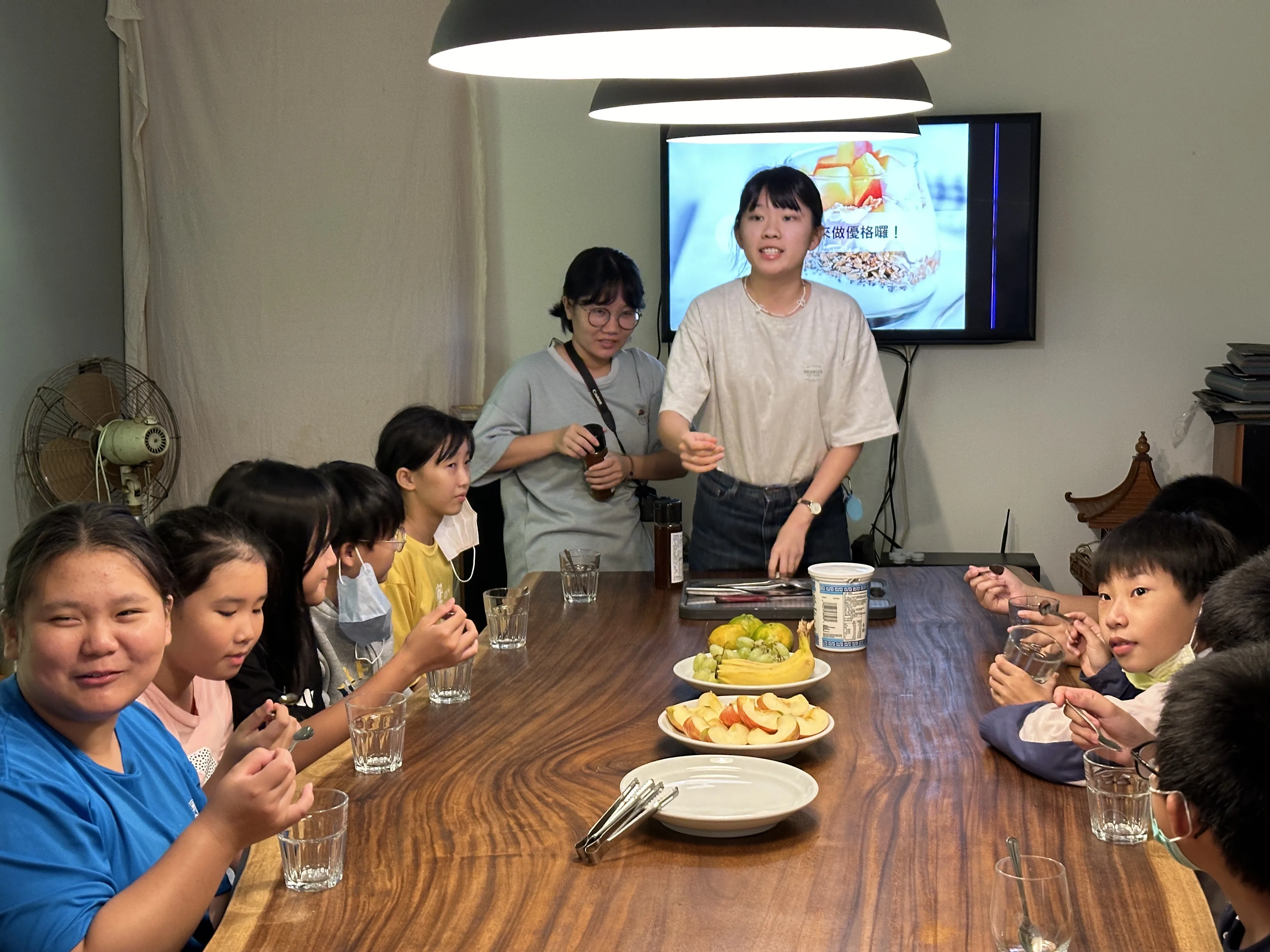 在地五寮國小師生參與,透過蜂蜜知識體驗教育,認識客庄養蜂產業。新北市客家局提供