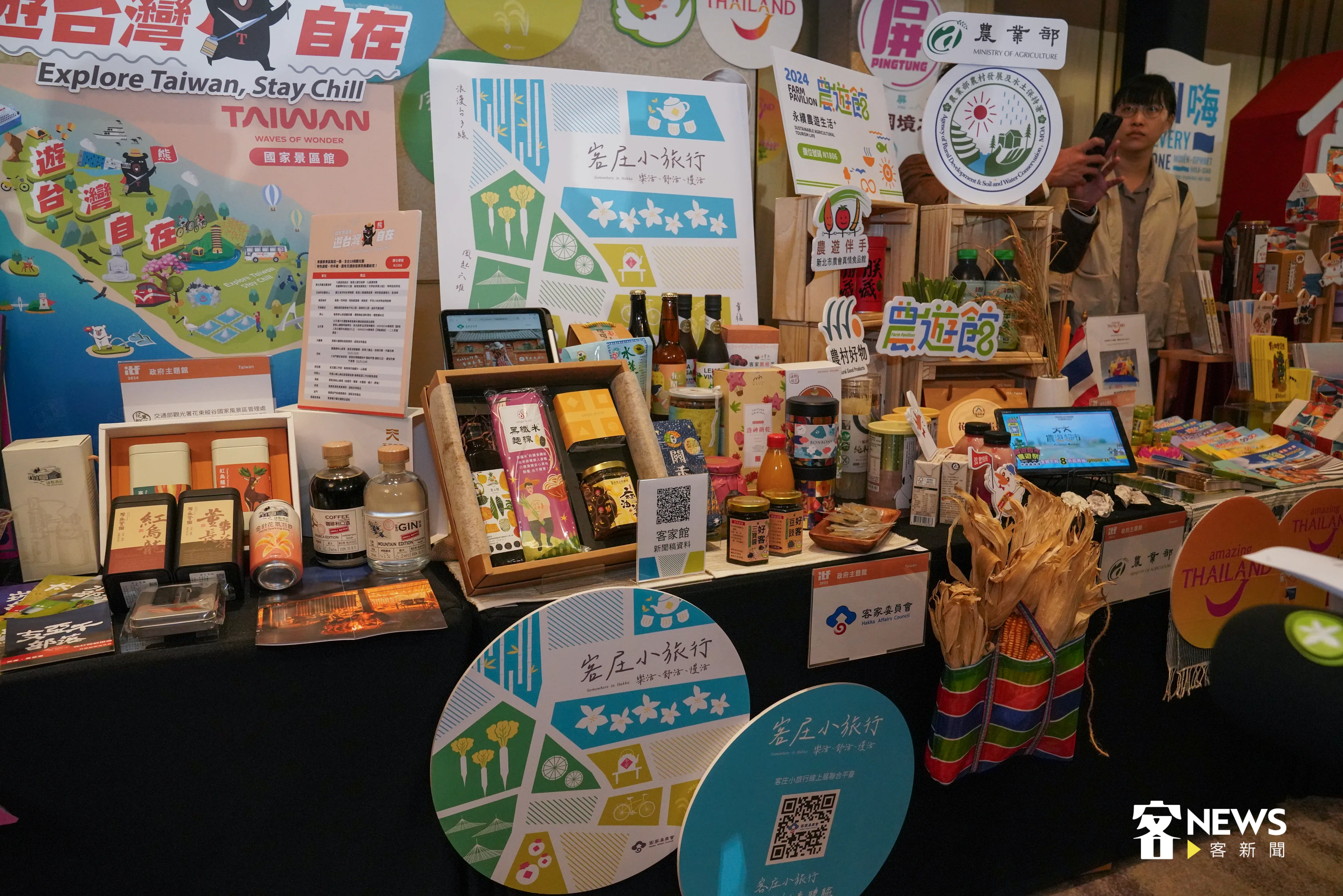 旅展客家館,今年主打「客庄小旅行-樂活、舒活、慢活」,推出浪漫台三線、風起六堆、幸福台九線等主題區域遊程及產品。洪俊傑攝