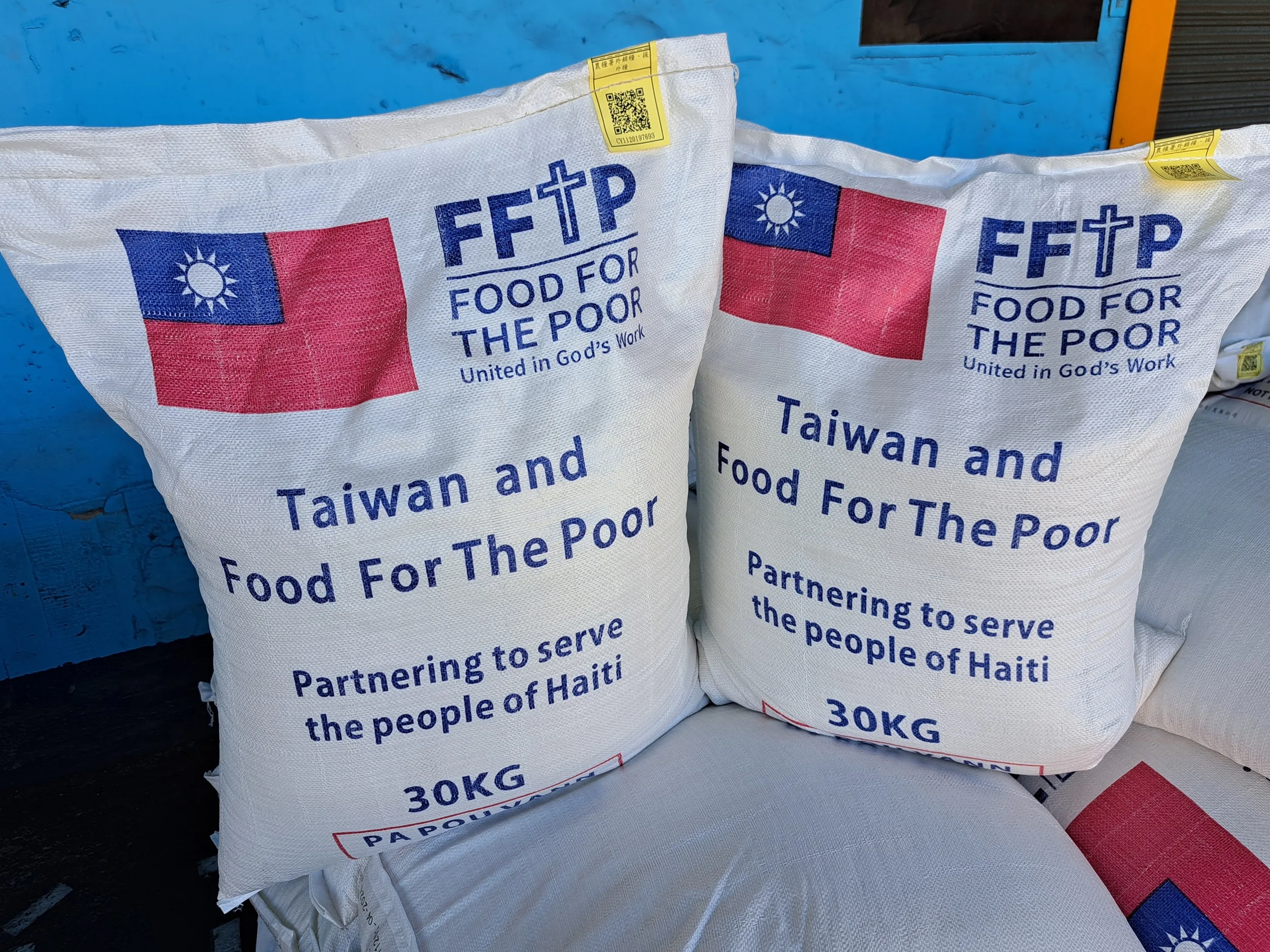 圖為10月16日「世界糧食日」，外交部及糧食濟貧組織（FFTP）合作援助海地30公斤包裝白米。農糧署提供