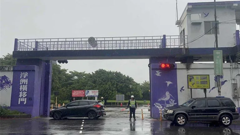 新北市轄內各橫移門（俗稱水門）及越堤道路22時封閉。新北市水利局提供