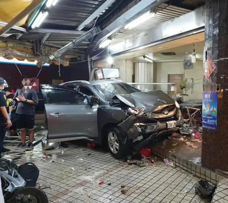 台北市東湖日前發生未成年無照駕駛撞死人的不幸事件。翻攝自 我是東湖人臉書