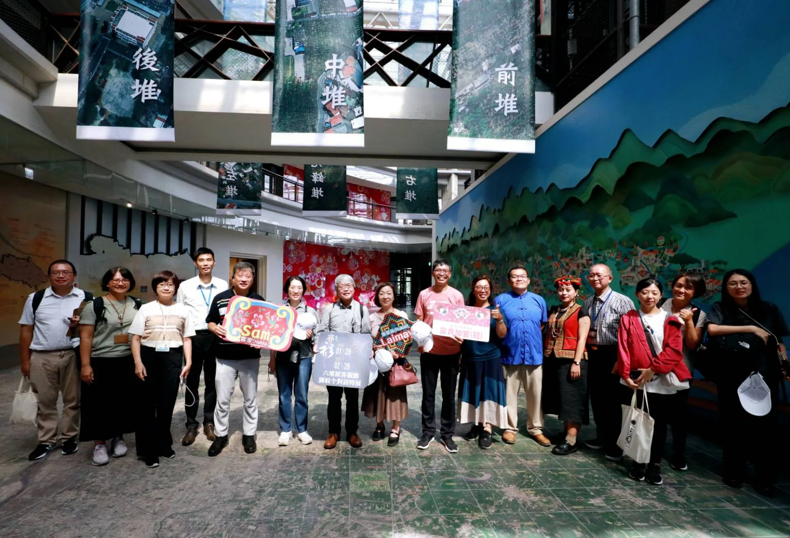 國立民族學博物館參訪六堆園區,於六堆空拍地圖前合影。客委會客發中心提供