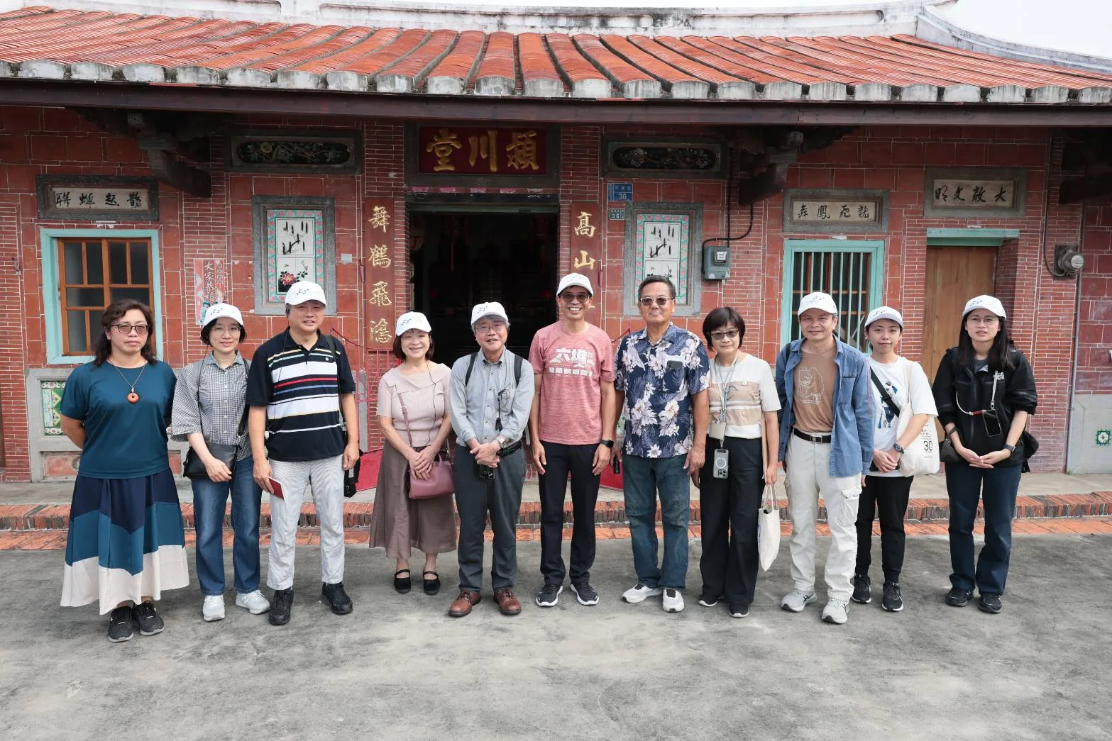 國立民族學博物館參訪「跈(tenˇ)水路.打先鋒」先鋒堆聚落展,與聚落民眾合影。客委會客發中心提供