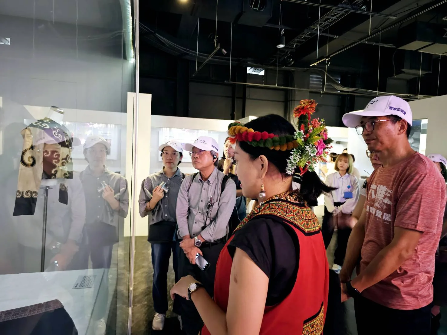 吉田憲司館長參訪六堆客家文化園區尋衫特展。客委會客發中心提供