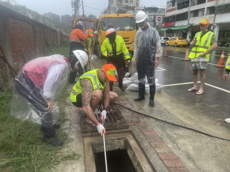 澳洲消防來台交流逢康芮來襲　主動投入側溝清疏