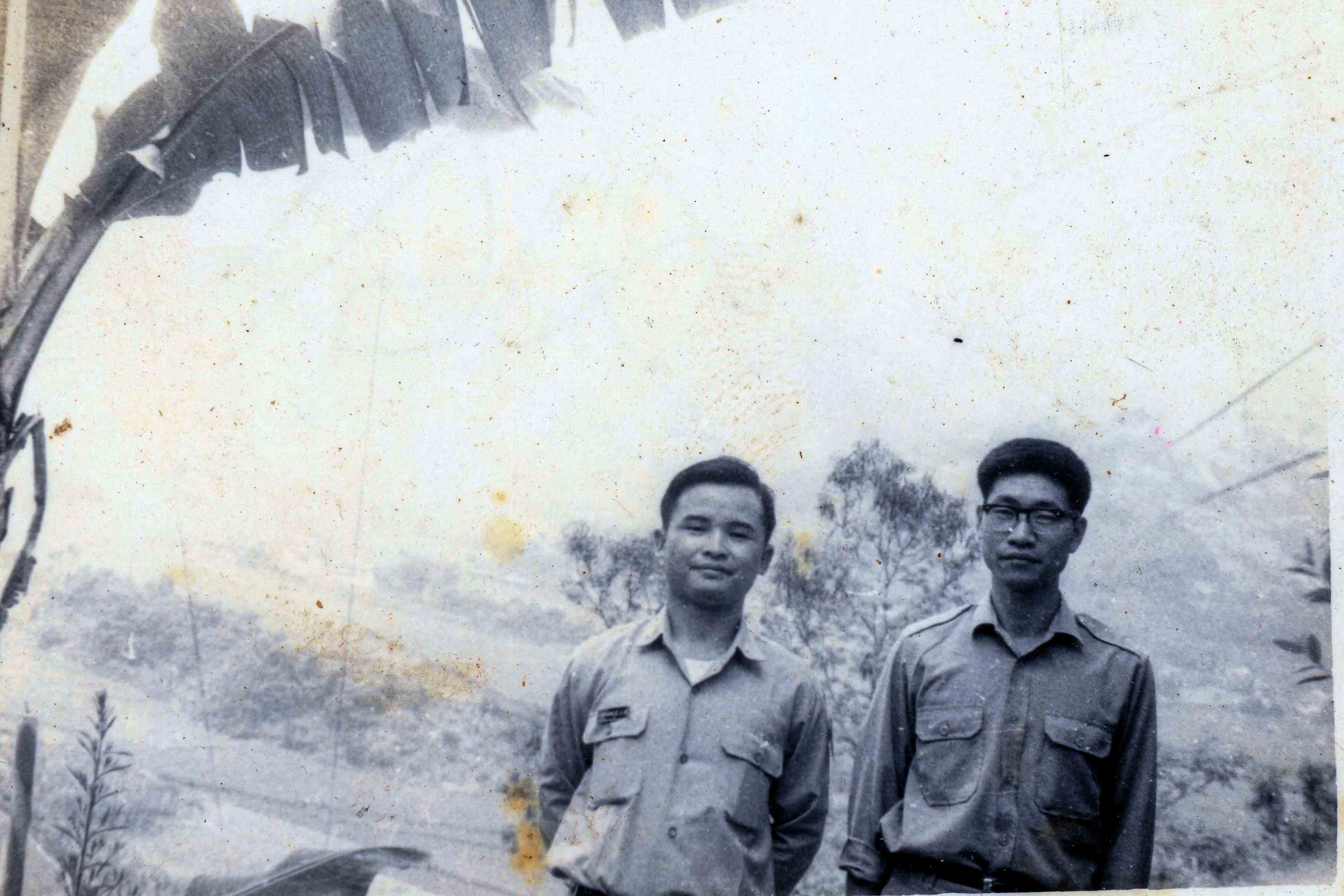 何治郎(右)當中尉連輔導長時,成功大學畢業的張正義是少尉幹事,兩人相知相惜,退伍後張正義介紹何治郎到國姓鄉民眾服務分社擔任專員。何治郎提供
