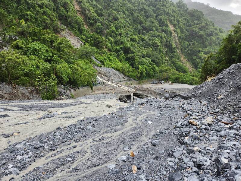 台9線161.3k匯德隧道北口土石流坍土方約1萬2000立方公尺,預計2日中午搶通。公路局提供