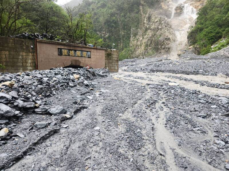 台9線161.3k匯德隧道北口土石流坍土方約1萬2000立方公尺,預計2日中午搶通。公路局提供