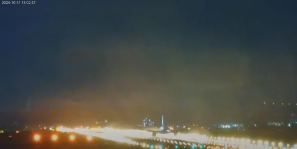 星宇航空SJX871沖繩飛往台北班機，因風雨強勁，降落前機身明顯搖晃。翻攝自桃園國際機場即時影像