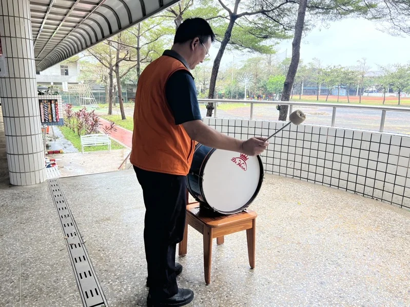 停電不停課，雲林文光國小敲大鼓取代鐘聲。民眾提供