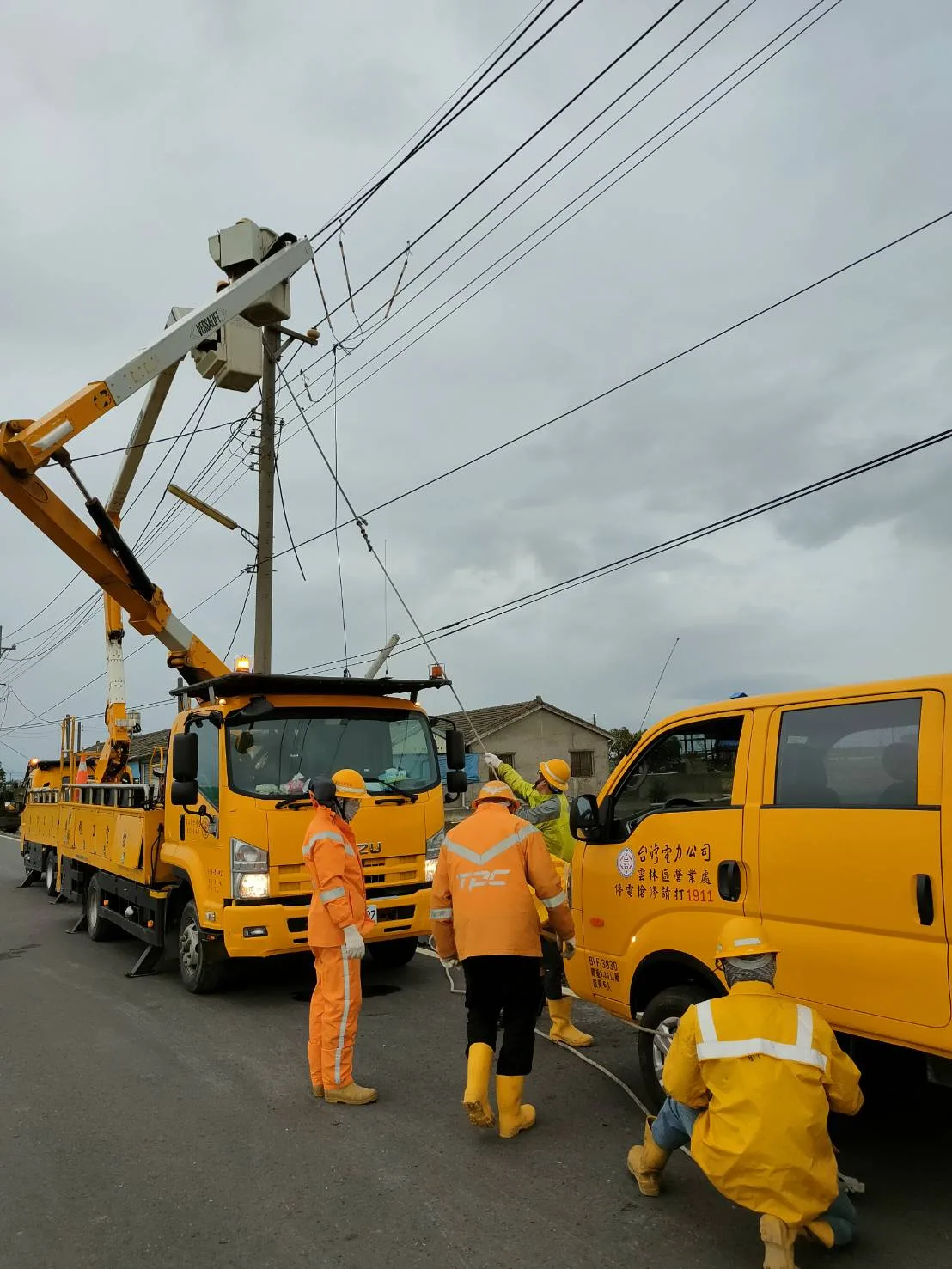 線路班搶修桿號崙豐斷線事故。台灣電力股份有限公司雲林區營業處提供