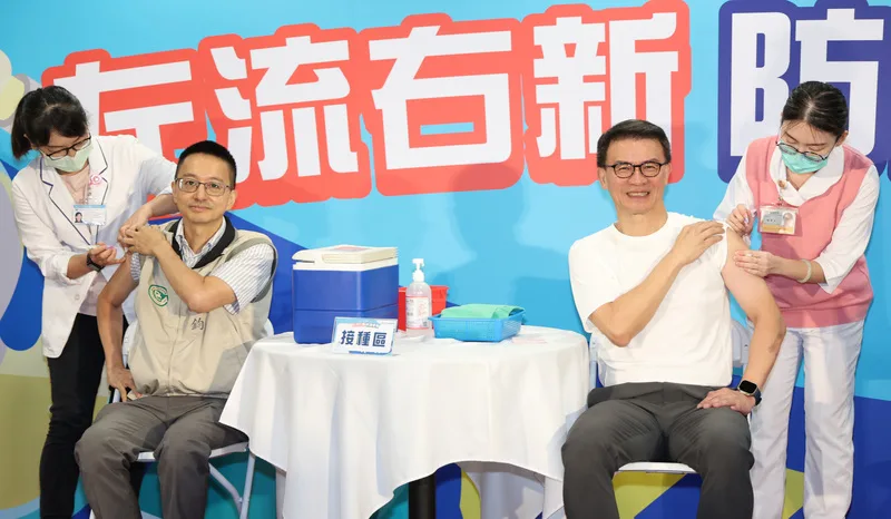 疾管署發言人羅一鈞（左2）與全聯總經理蔡篤昌（右2）當場挽袖接種。中央社