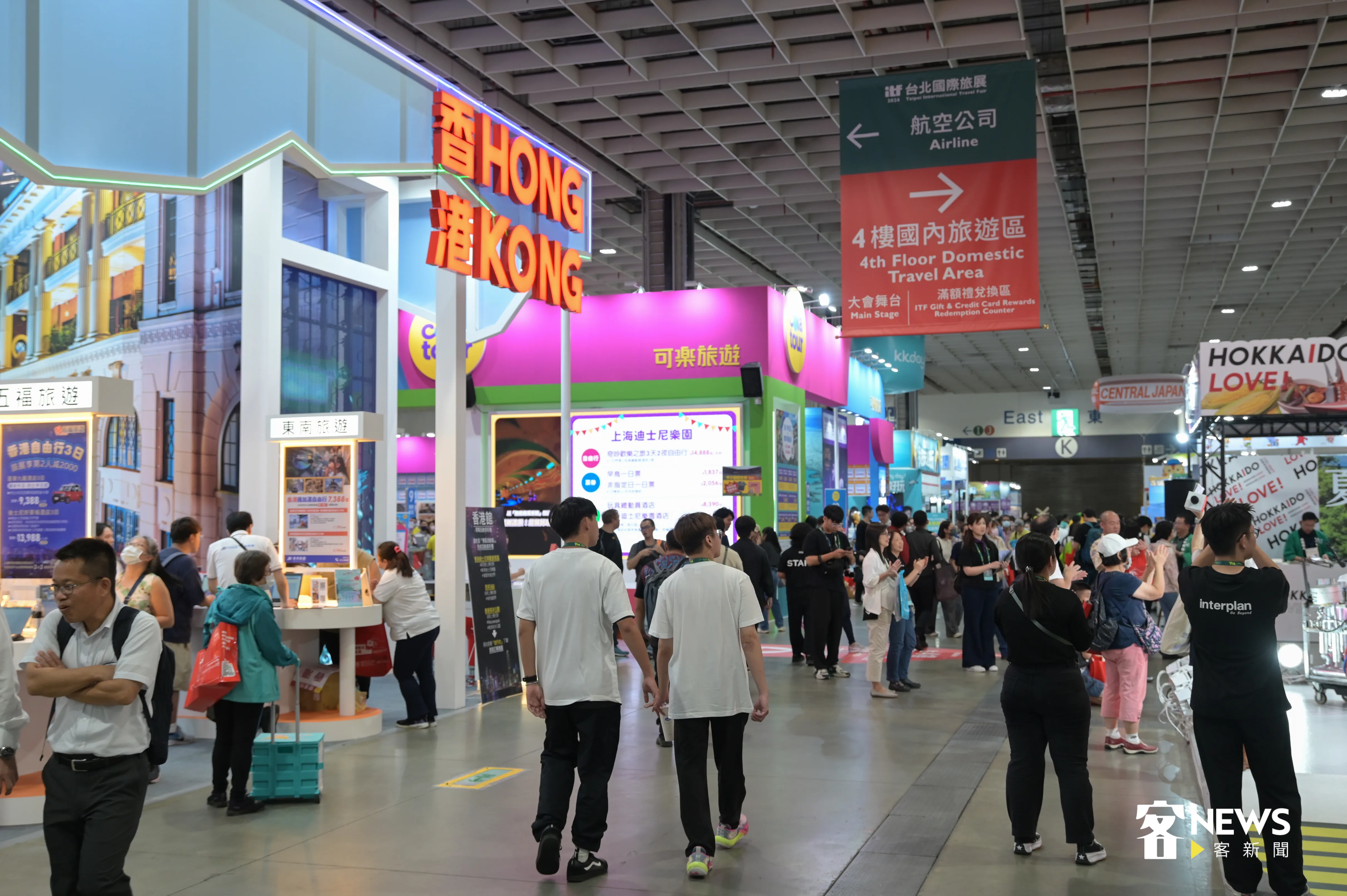 台北國際旅展今開幕,全場分為1、4樓兩大展區,各業者精心布置攤位吸引顧客。洪俊傑攝
