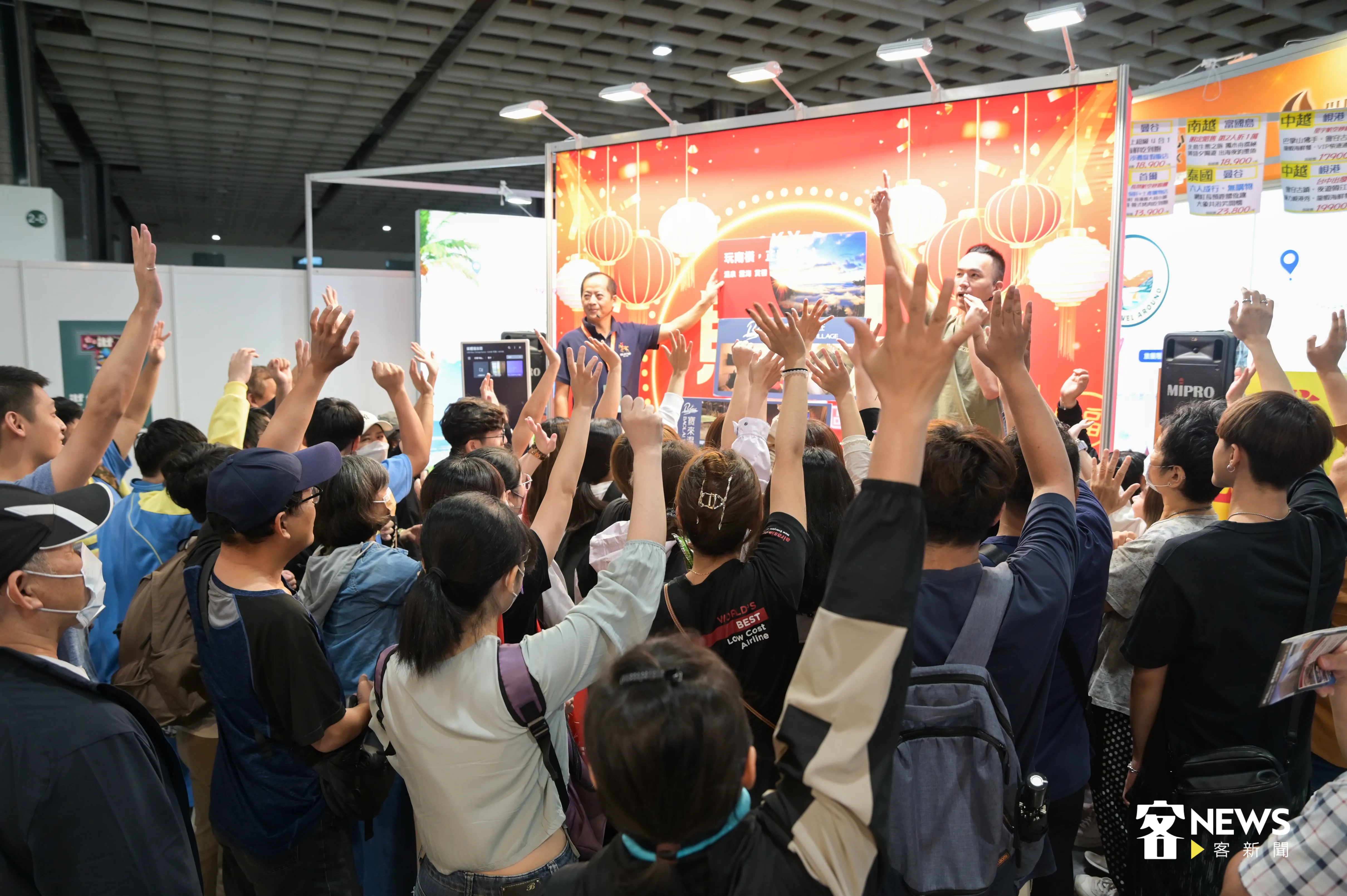 台北國際旅展,搶好康的人潮爭相聚集。洪俊傑攝