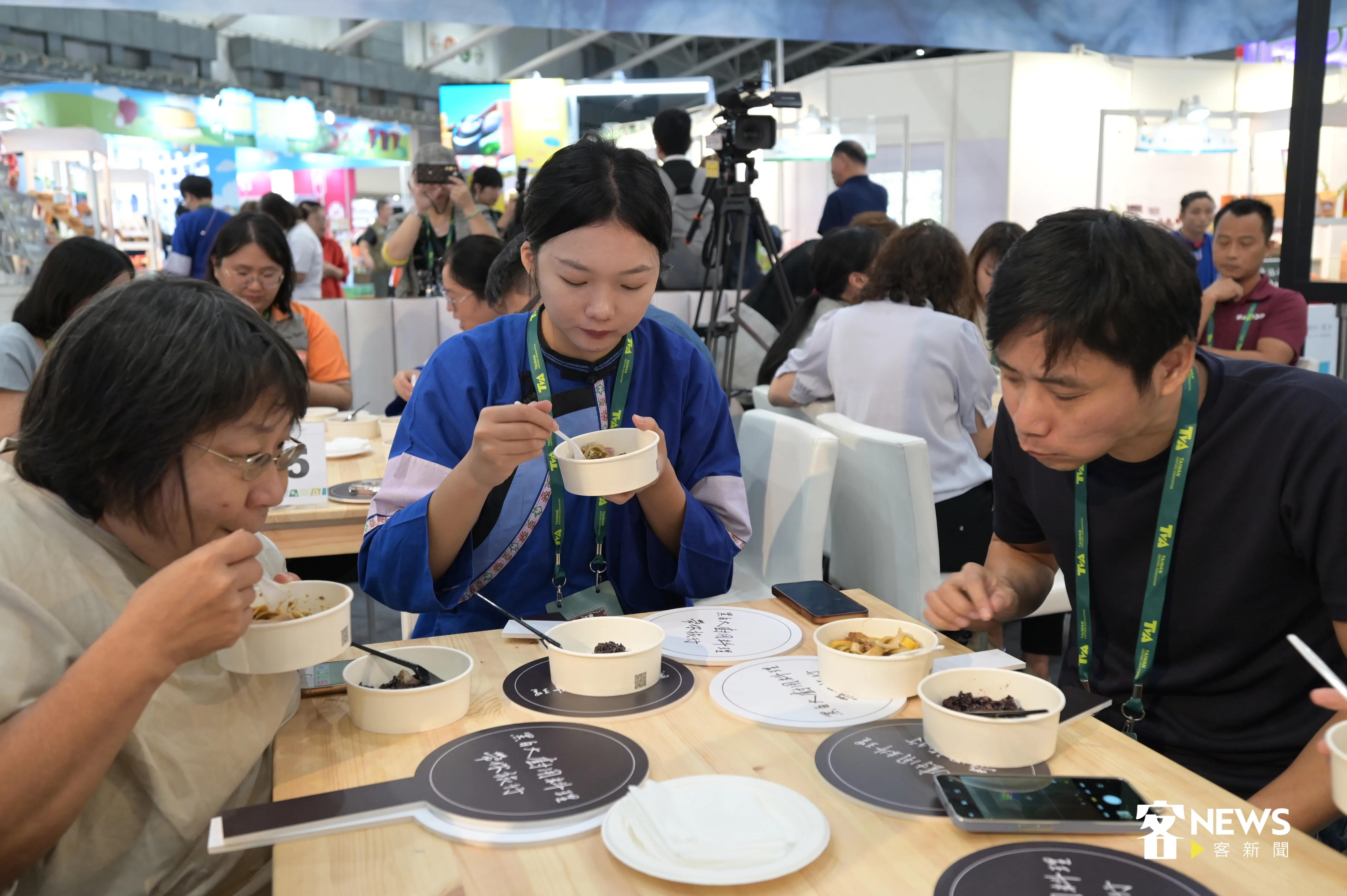 旅展客家館黑白大廚,民眾品嘗特製料理。洪俊傑攝