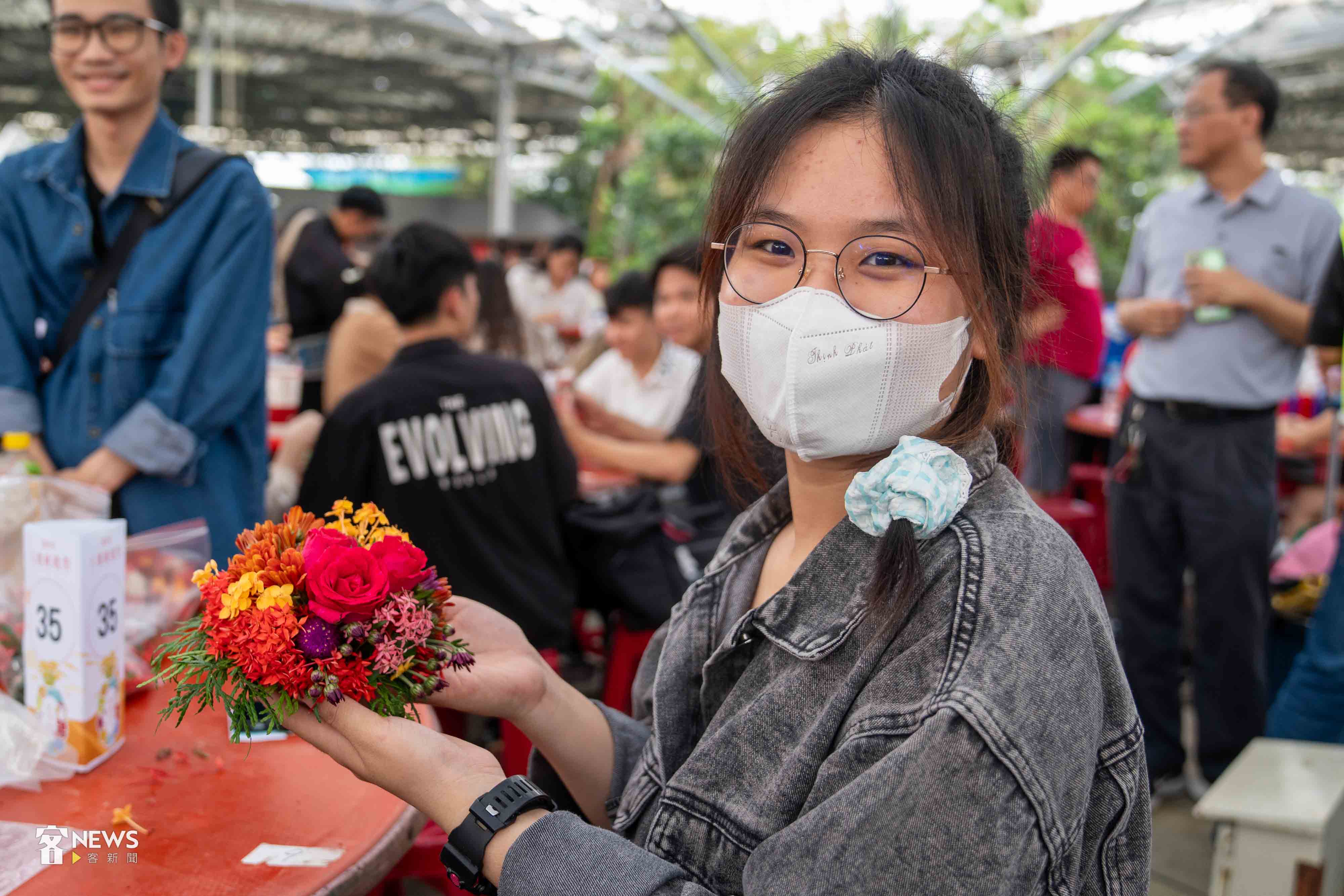 來自越南的高氏飛燕秀出自己疊的盤花。李台源攝