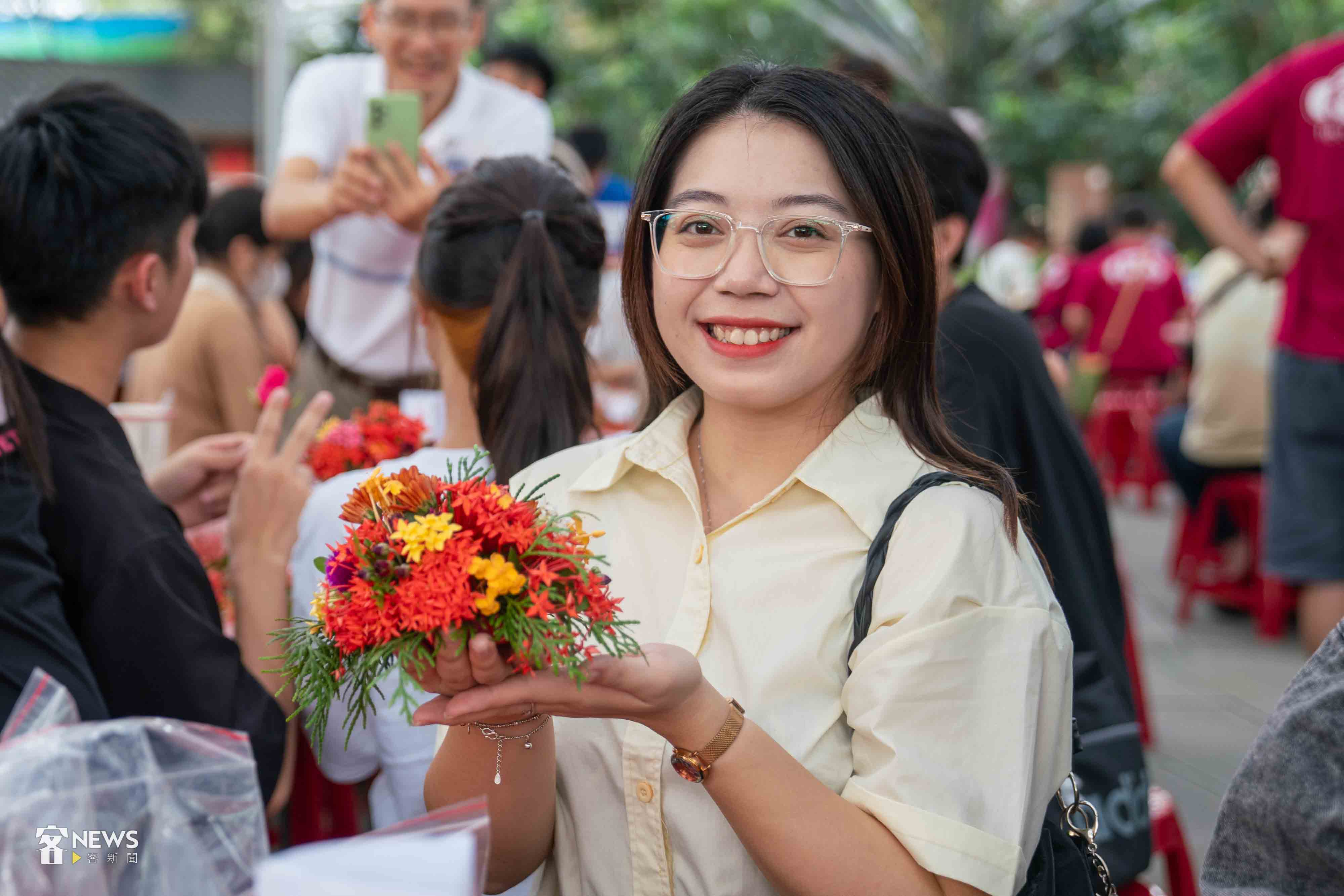 美和科大來自越南的學生一起體驗疊盤花。李台源攝