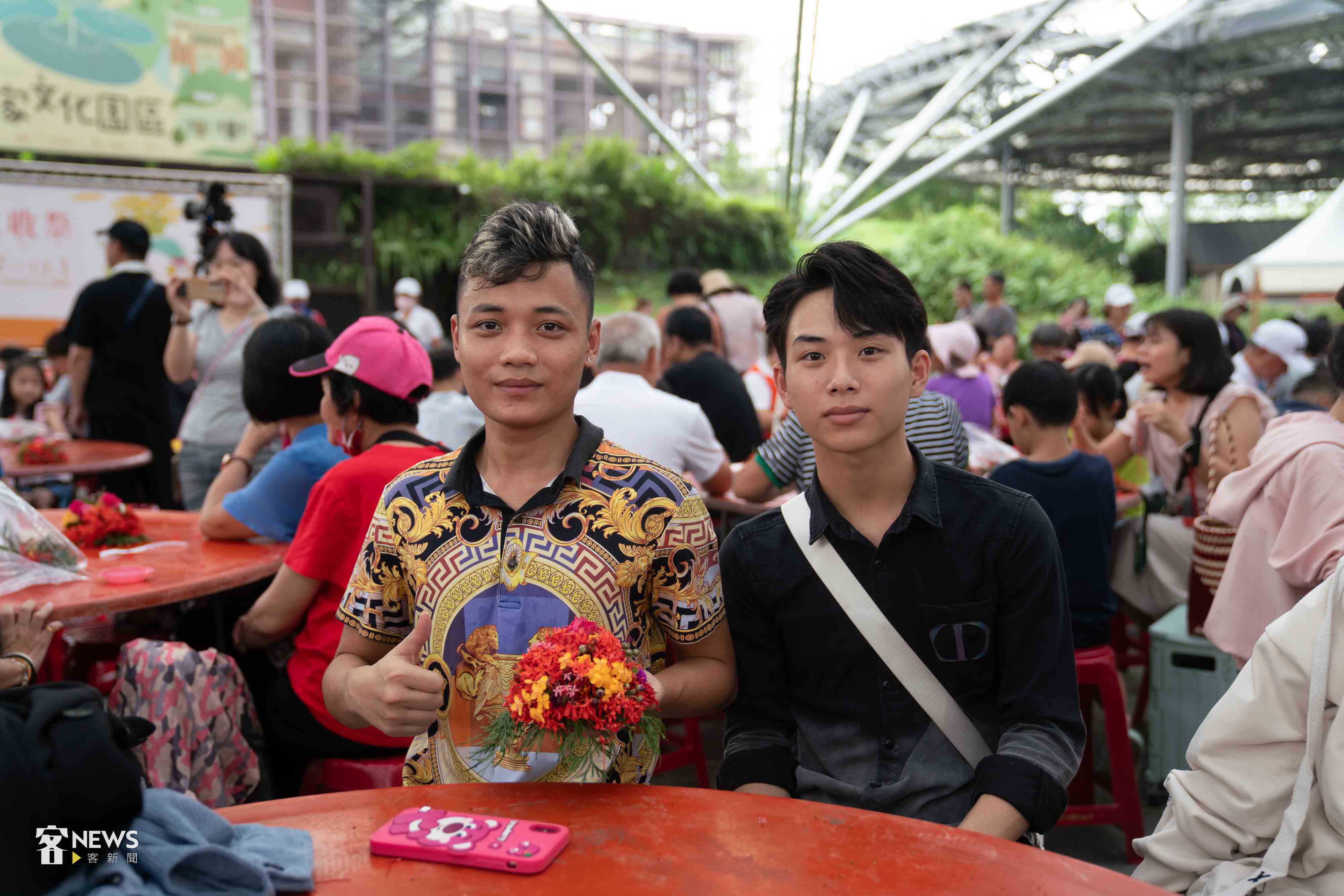 美和科大來自越南的學生秀出自己疊的盤花。李台源攝