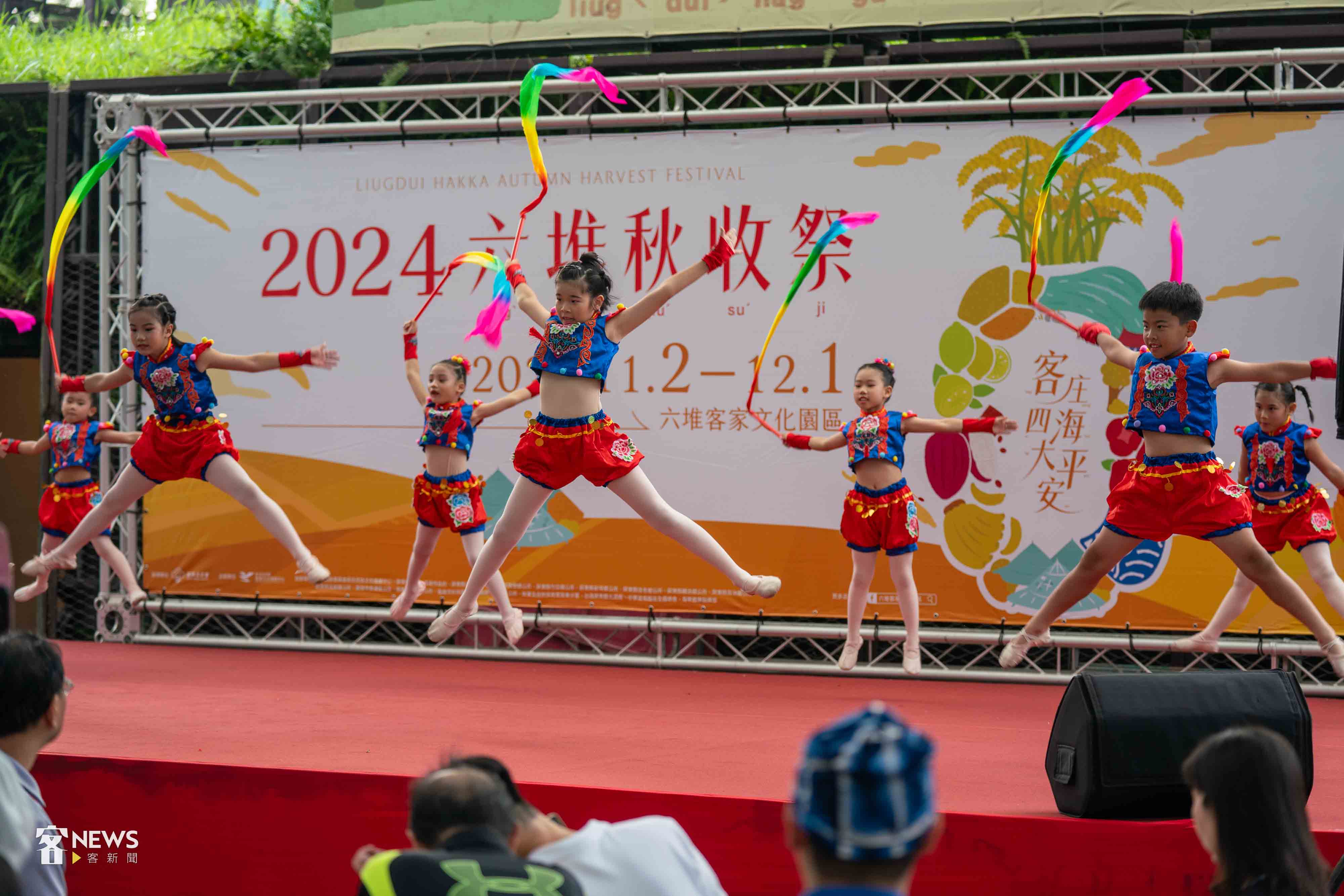 美濃的藍雨兒童舞蹈團帶來五彩豐收表演。李台源攝